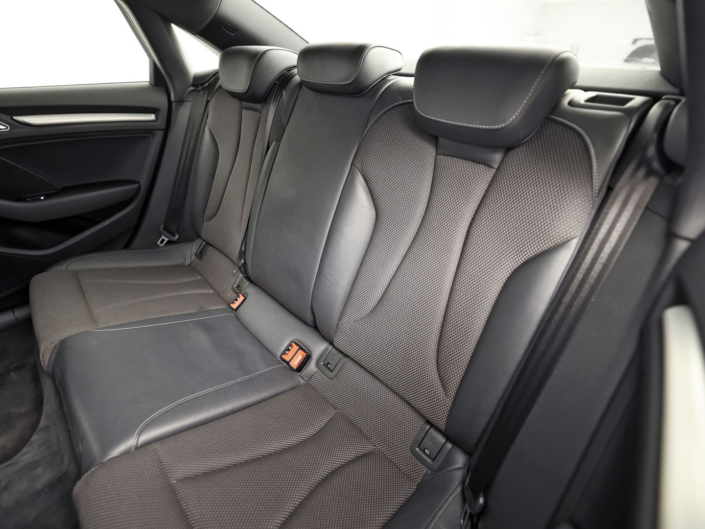 Audi A3 Limousine 1.0 TFSI S-Line Sport (2X S-LINE, GROOT NAVI, CLIMATE, DYNAMISCHE KNIPPERLICHTEN, SPORTSTOELEN, LEDER, GETINT GLAS, NIEUWE APK, NIEUWSTAAT)