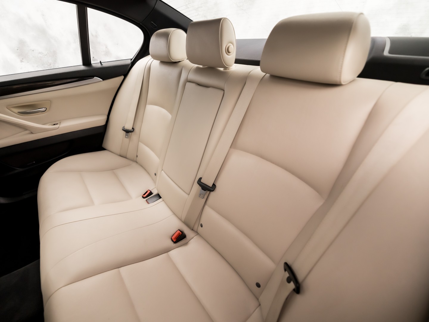 BMW 5 Serie 528i High Executive 245Pk Automaat (SCHUIFDAK, GROOT NAVI, LEDER, GETINT GLAS, ELEK SPORTSTOELEN, ZWART HEMEL, STOELVERWARMING, PARKEERSENSOREN, XENON, NIEUWSTAAT)