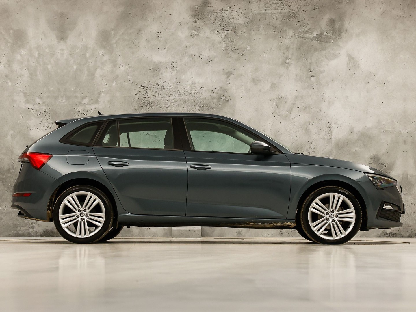 Škoda Scala 1.0 TSI Sport Automaat (VIRTUAL COCKPIT, APPLE CARPLAY, GROOT NAVI, CLIMATE, STOELVERWARMING, SPORTSTOELEN, PARKEERSENSOREN, LED KOPLAMPEN, NIEUWSTAAT)