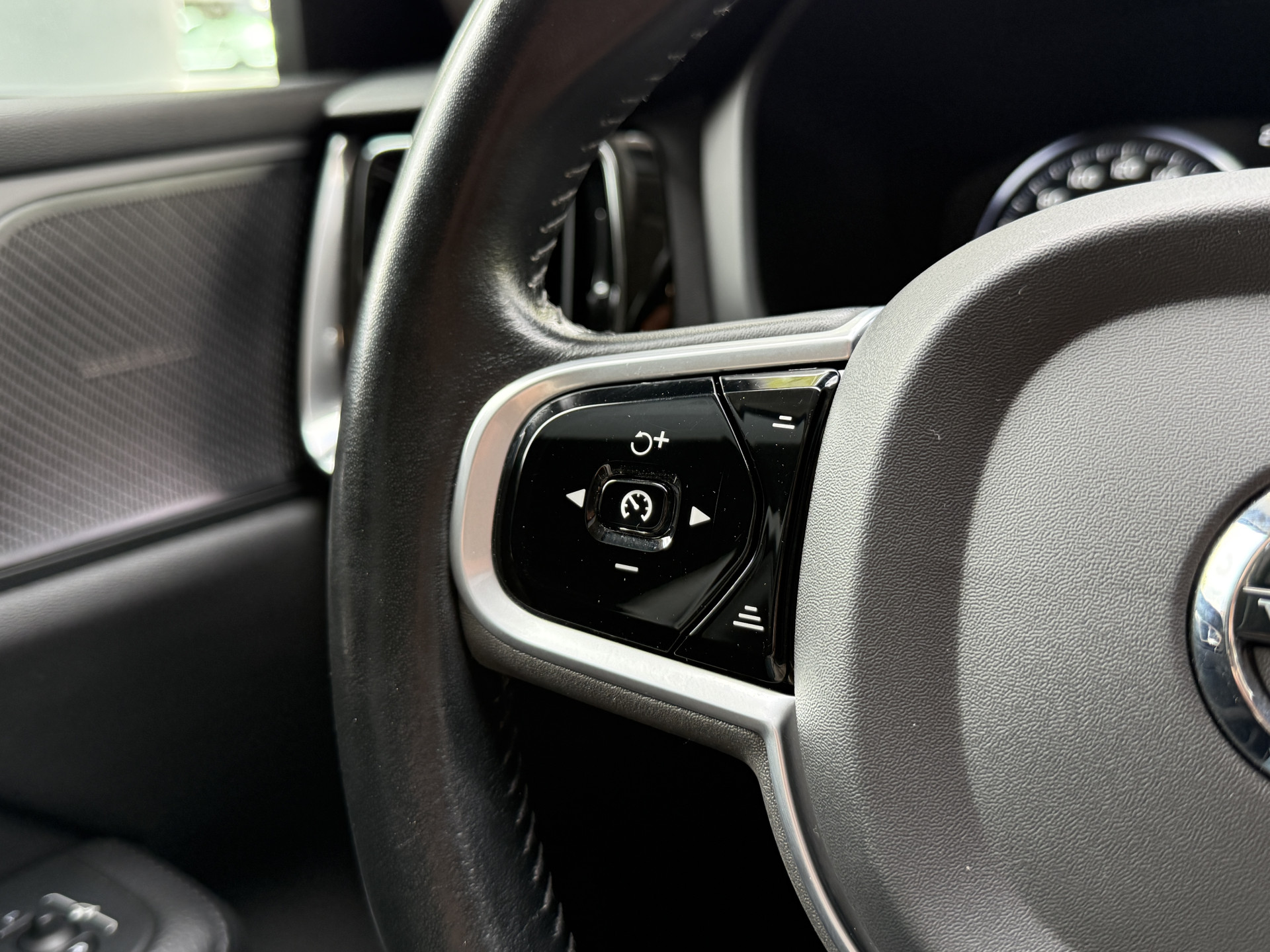 Volvo V60 2.0 T8 Twin Engine AWD Inscription | Panoramadak | 360 camera | Harman/Kardon | Adaptive cruise | Stoelverwarming