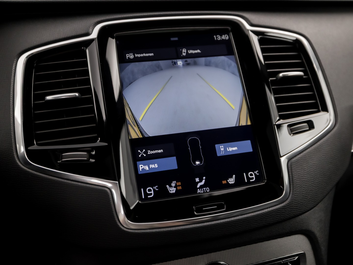 Volvo XC90 2.0 T8 Twin Engine AWD R-Design 7 Persoons 408Pk Automaat (PANORAMADAK, 1e EIGENAAR, LUCHTVERING, APPLE CARPLAY, BOWERS&WILKINS, HEAD-UP DISPLAY, STUUR/STOELVERWARMING, CAMERA, ELEK ACHTERKLEP, NIEUWSTAAT)