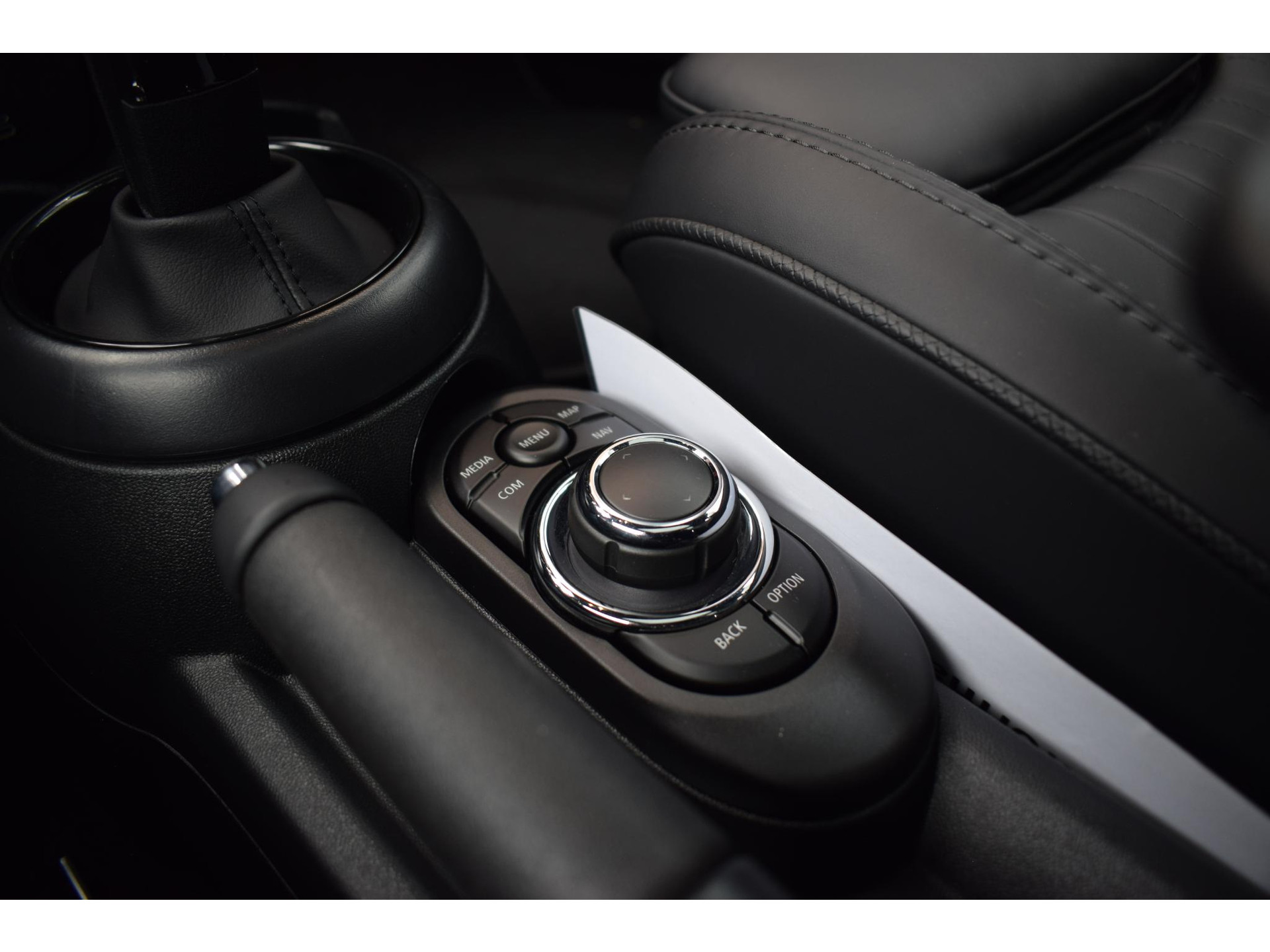 MINI 5-Deurs 2.0 Cooper S MINI Yours | Pano | Leer | H/K | HUD | Stuur-en Stoelverwarming