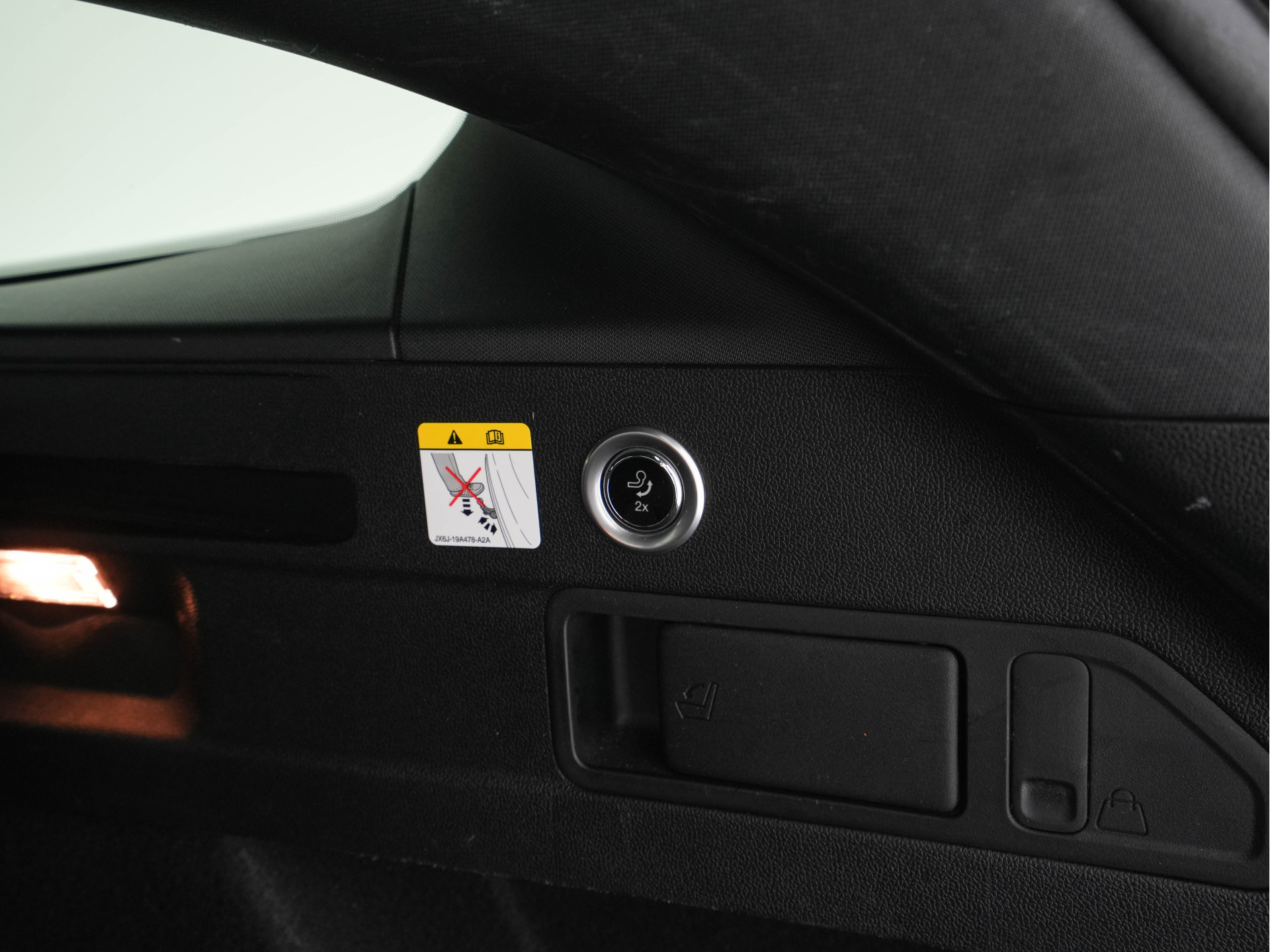 Ford Focus Wagon 2.0 ST-Line-X Business EcoBlue (INCL-BTW) Aut. *ADAPTIVE-CRUISE | DIGI-COCKPIT | KEYLESS | CAMERA | NAVI-FULLMAP | HEATED-SPORTSEATS | DAB+ | SHIFT-PADDLES | ECC | PDC | TOWBAR | 18''ALU*