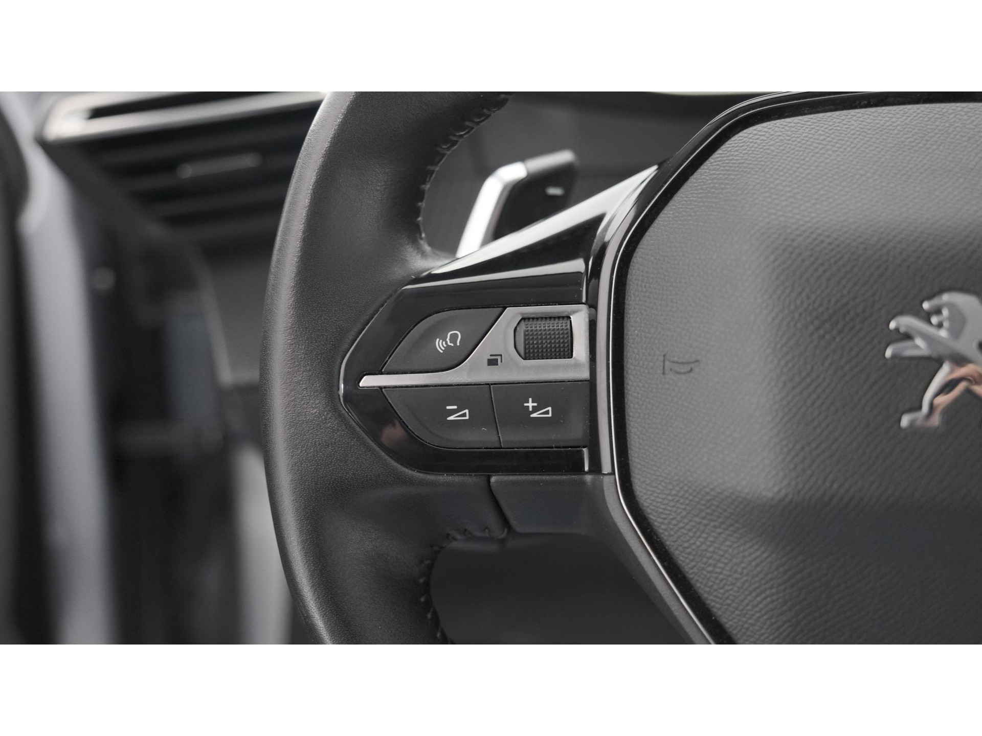 Peugeot 208 PureTech 100 EAT8 Allure | Parkeersensoren | Stoelverwarming | Apple Carplay | Climate Control