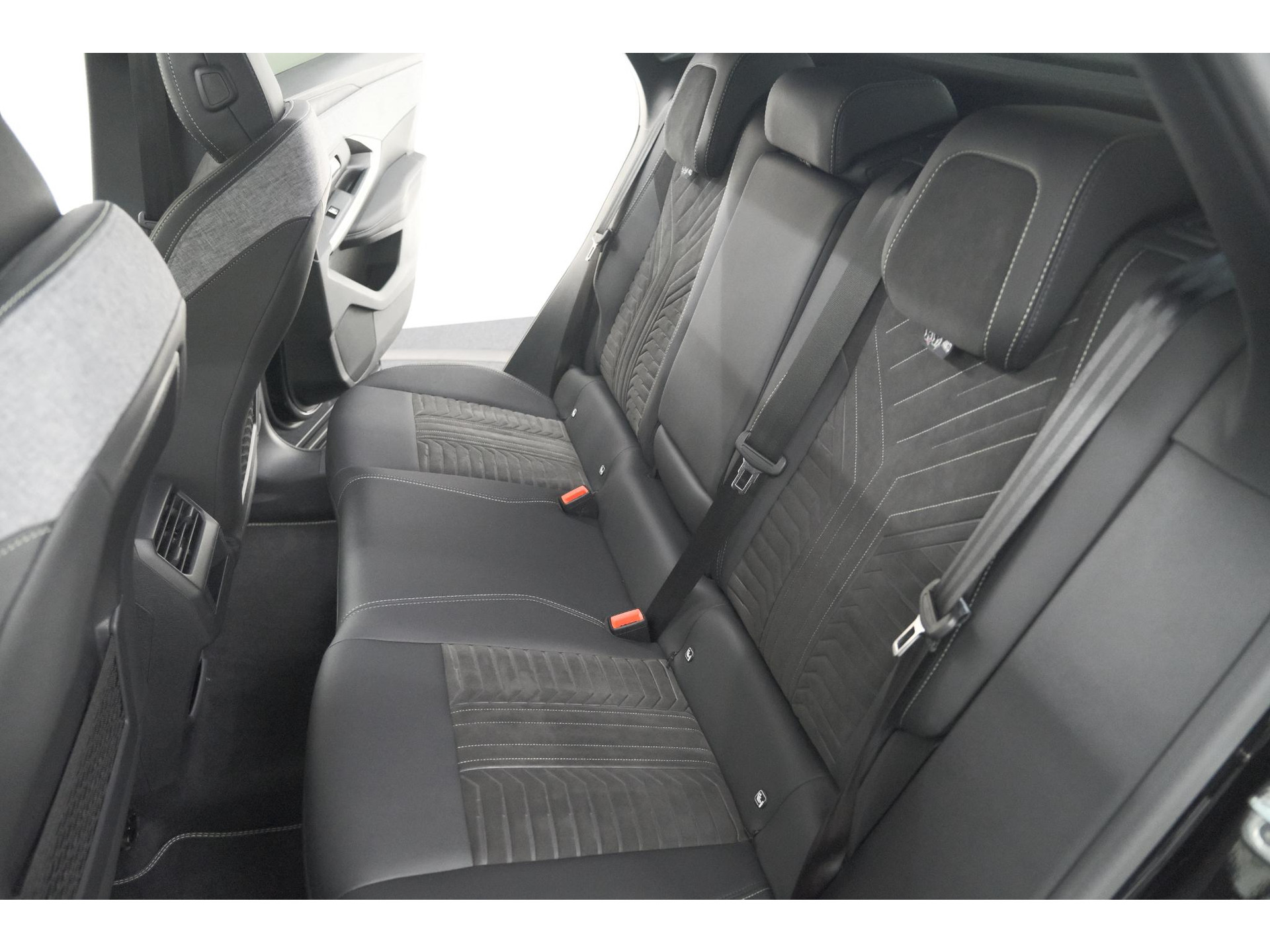 Peugeot 3008 1.2 Hybrid 136 GT | Panoramadak | 360 Camera | Stoelverwarming | Elektrische Kofferklep | Allseason Banden