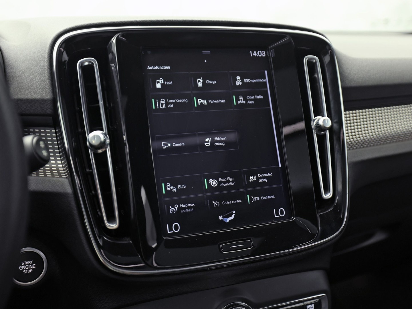 Volvo XC40 1.5 T5 Twin Engine R-Design 252Pk Automaat (PANORAMADAK, GROOT NAVI, CAMERA, HARMAN/KARDON, SPORTSTOELEN, LEDER/ALCANTARA, ELEK ACHTERKLEP, NIEUWE APK,  NIEUWSTAAT)