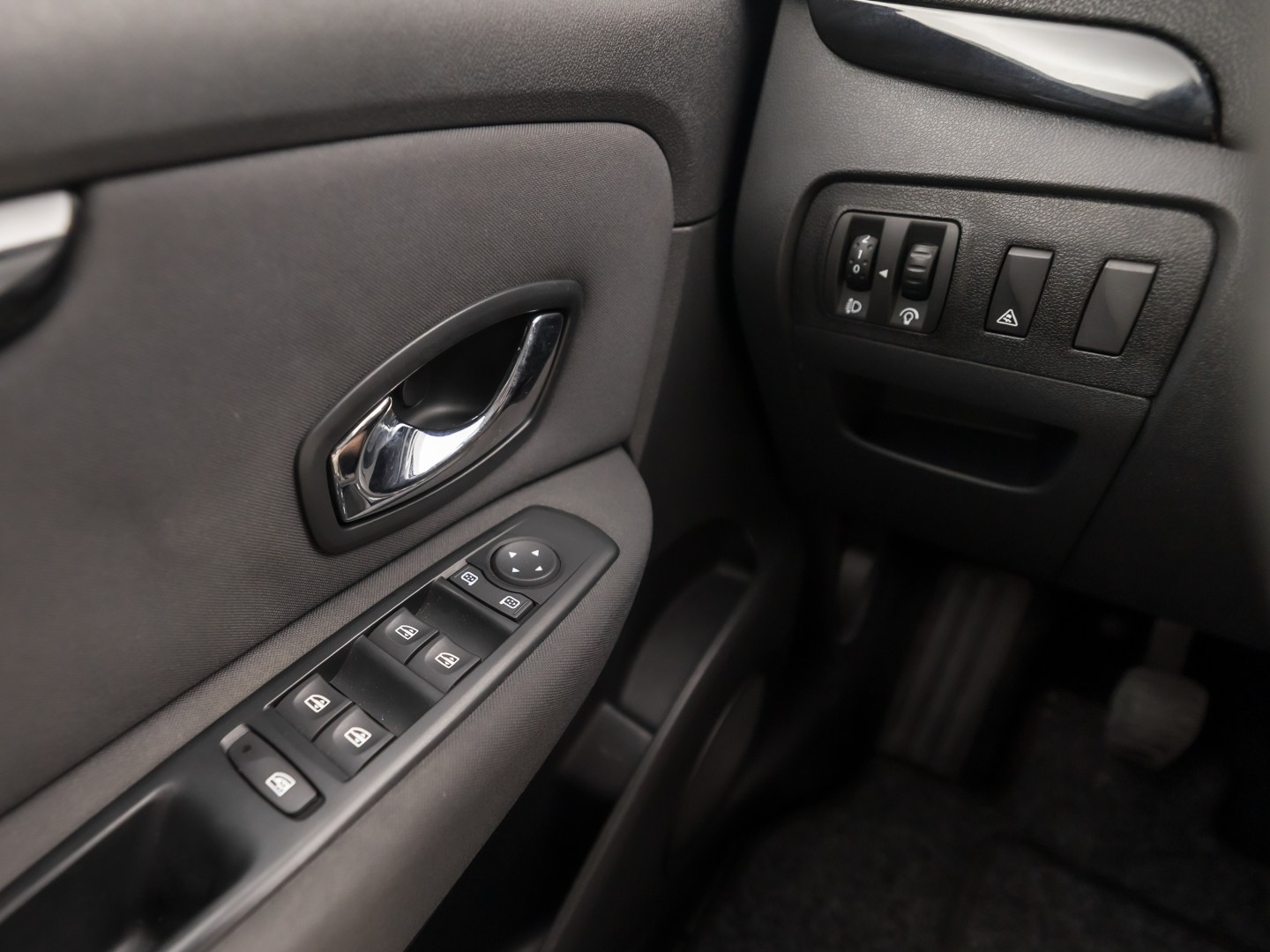 Renault Scénic 1.6 Sport (NAVIGATIE, AIRCO, CRUISE, TREKHAAK, SPORTSTOELEN, NIEUWE APK, NIEUWSTAAT)