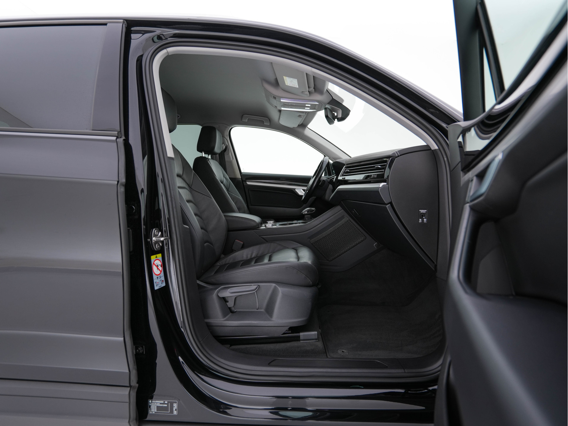 Volkswagen Touareg 3.0 TDI R-Line (INCL-BTW) Aut. *LEATHER | FULL-LED | BLIND-SPOT | HEATED-COMFORTSEATS | AIR-SUSPENSION | KEYLESS | CAMERA | NAVI-FULLMAP | PRIVACY-GLASS | ADAPTIVE-CRUISE |  SHIFT-PADDLES | TOWBAR*