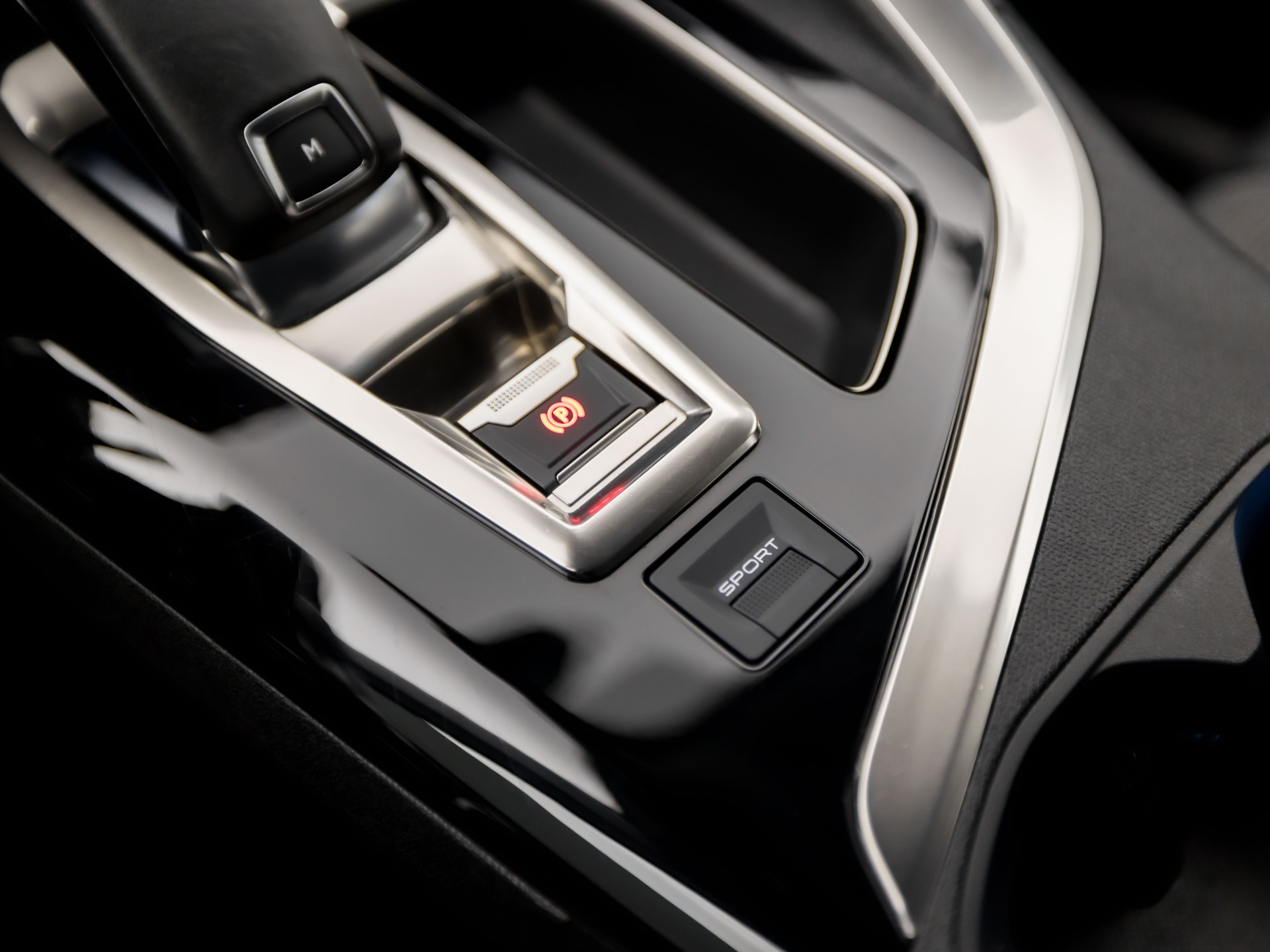 Peugeot 3008 1.2 PureTech Allure Automaat (APPLE CARPLAY, LED KOPLAMPEN, FOCAL AUDIO, LEDER, SPORTSTOELEN, GETINT GLAS, CRUISE, DAKRAILS, NIEUWSTAAT)