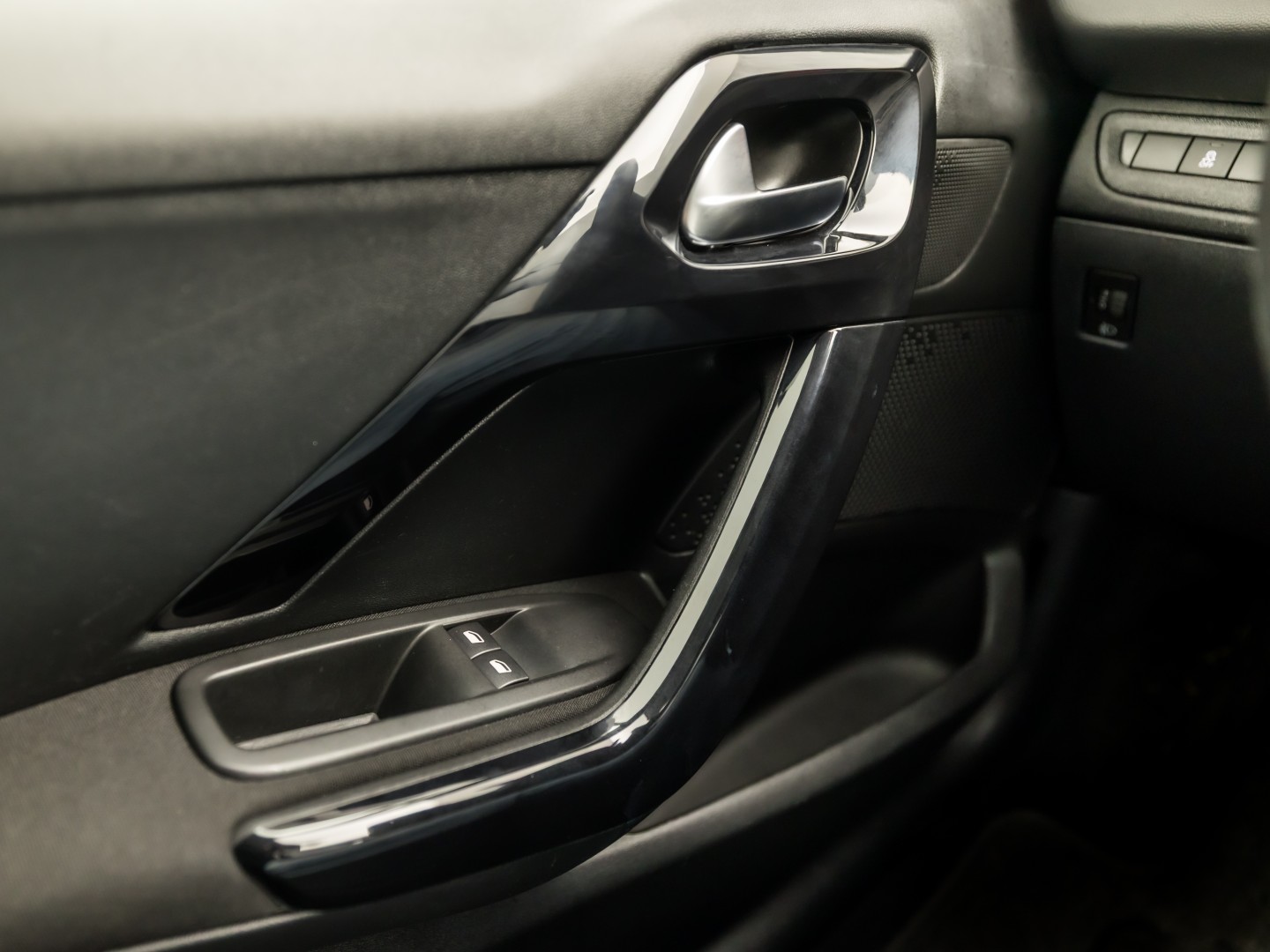 Peugeot 208 1.0 VTi Sport (SCHERM, BLUETOOTH, ELEK RAMEN, SPORTSTOELEN, CRUISE, NIEUWE APK, NIEUWSTAAT)