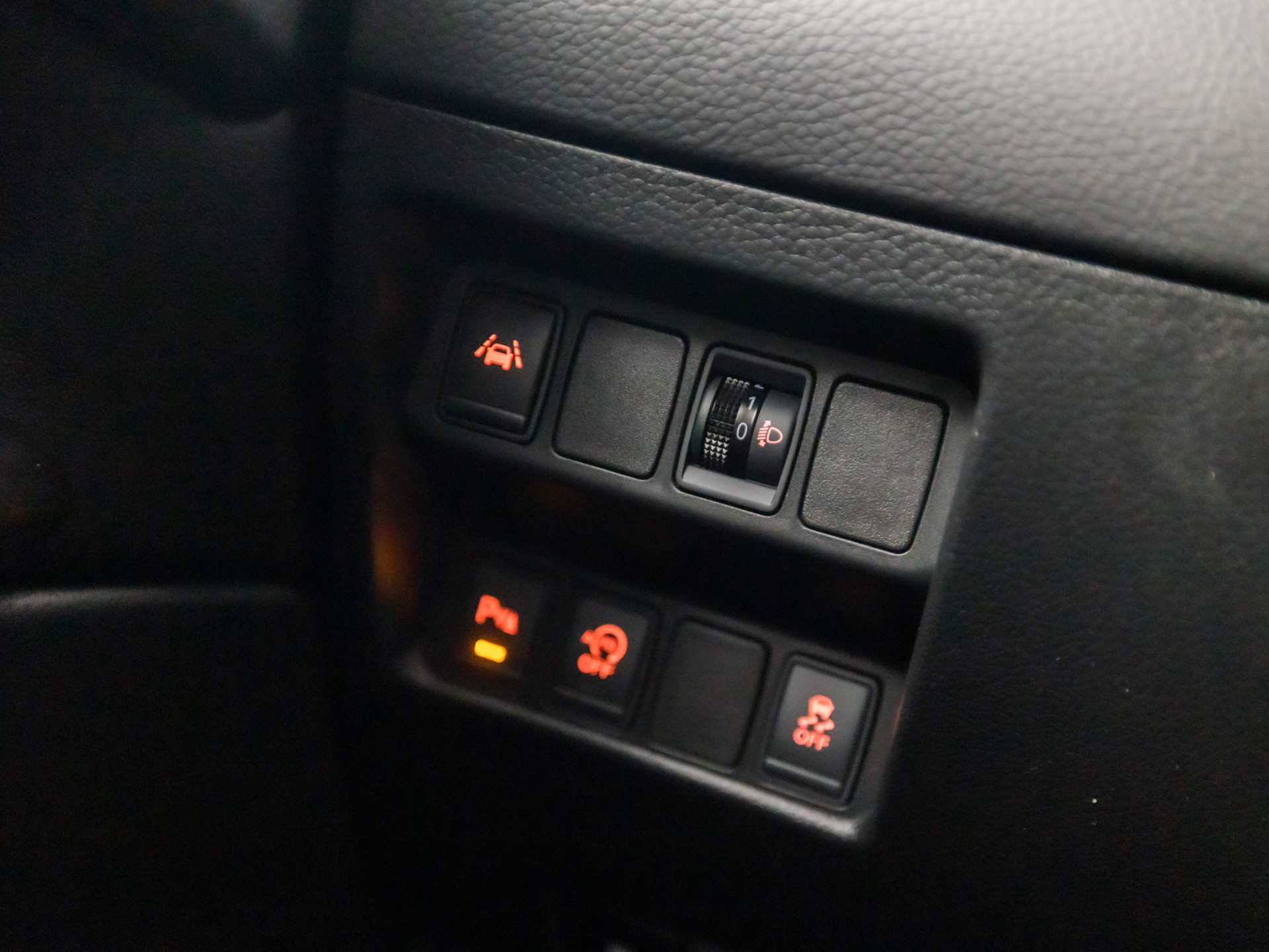 Nissan Qashqai 1.2 Acenta Sport (NAVIGATIE, CLIMATE, STOELVERWARMING, CAMERA, SPORTSTOELEN, PARKEERSENSOREN, CRUISE, NIEUWE APK, NIEUWSTAAT)
