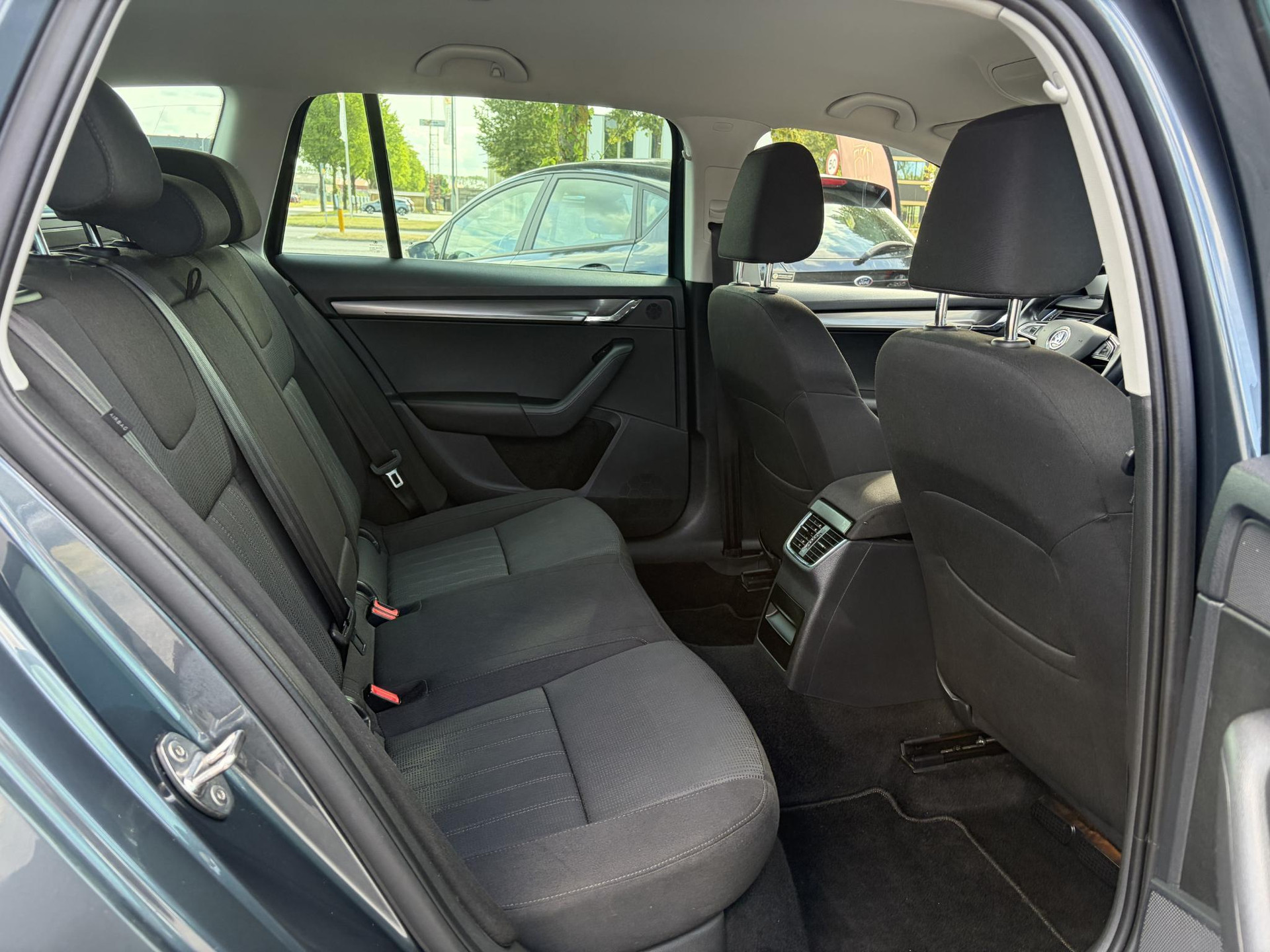 Skoda Octavia Combi 1.5 TSI Greentech Style Business 2e Eigenaar,Draadloze telefoonlader,Carplay,Camera,Navi,Trekhaak,150pk,Pdc V+A,Keyless,Clima,Cruise,Elekt.Stoel,Recent beurt gehad,N.A.P,Apk tot 07-2027