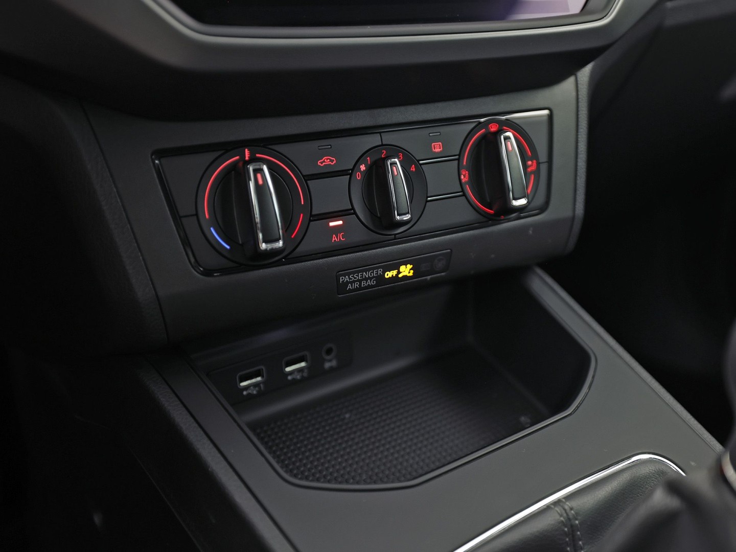 SEAT Ibiza 1.0 TSI Sport (GROOT NAVI, APPLE CARPLAY, GETINT GLAS, CAMERA, CRUISE, LM VELGEN, NIEUWE APK, NIEUWSTAAT)