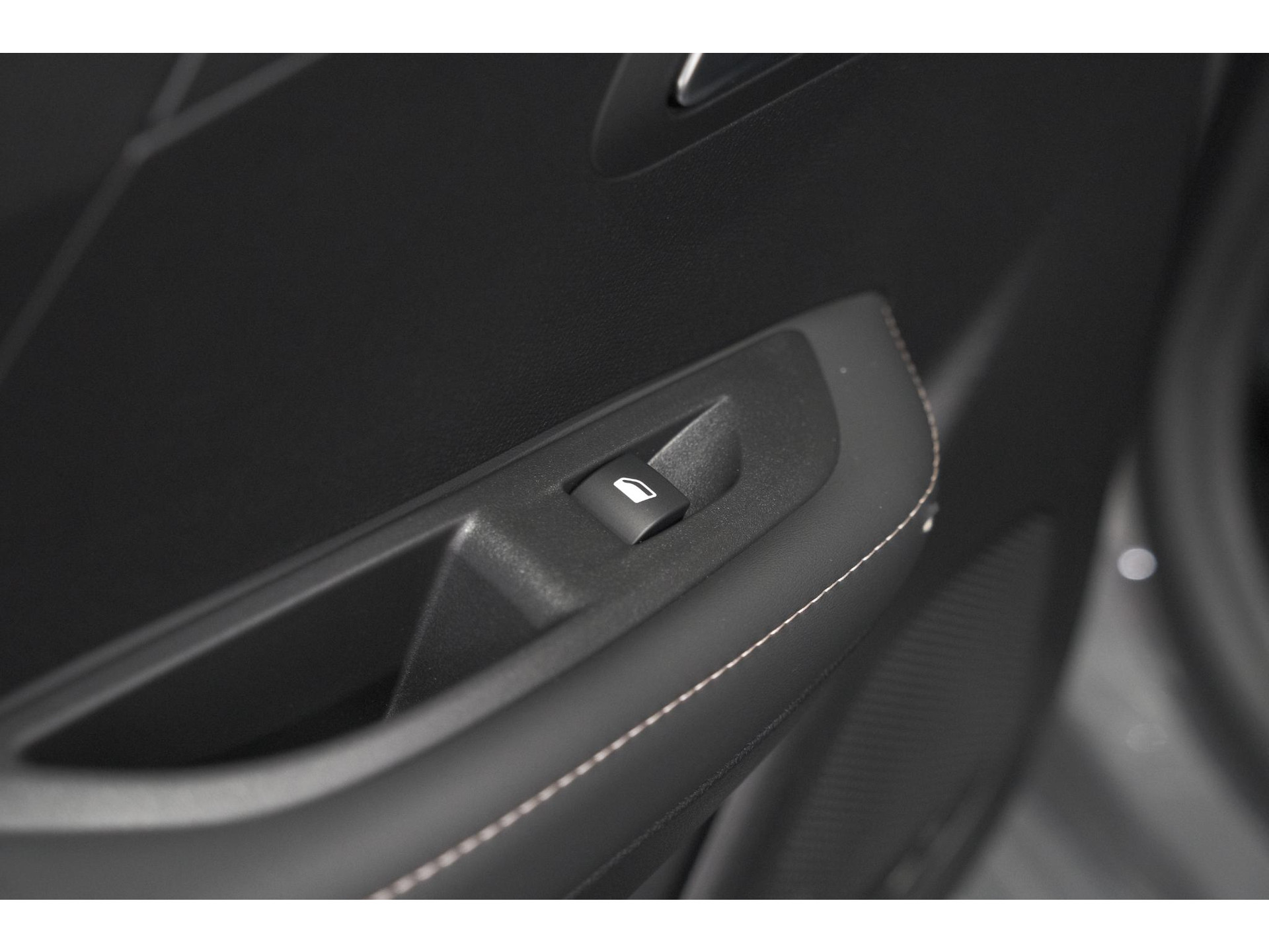 Peugeot 208 1.2 Hybrid 110 e-DCS6 Allure | Apple Carplay | Parkeersensoren Voor + Achter | Climate Control