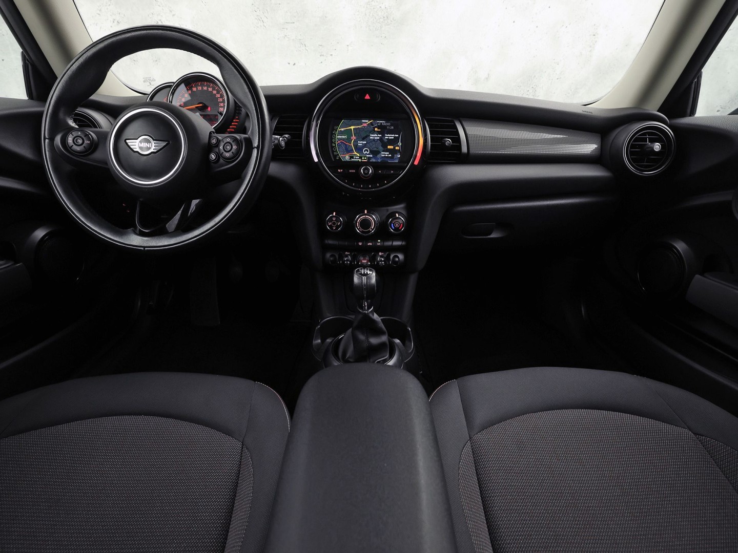 MINI 3-deurs 1.5 Cooper Sport 136Pk (NAVIGATIE, GETINT GLAS, AIRCO, BLUETOOTH, LM VELGEN, SPORTSTOELEN, CRUISE, NIEUWE APK, NIEUWSTAAT)