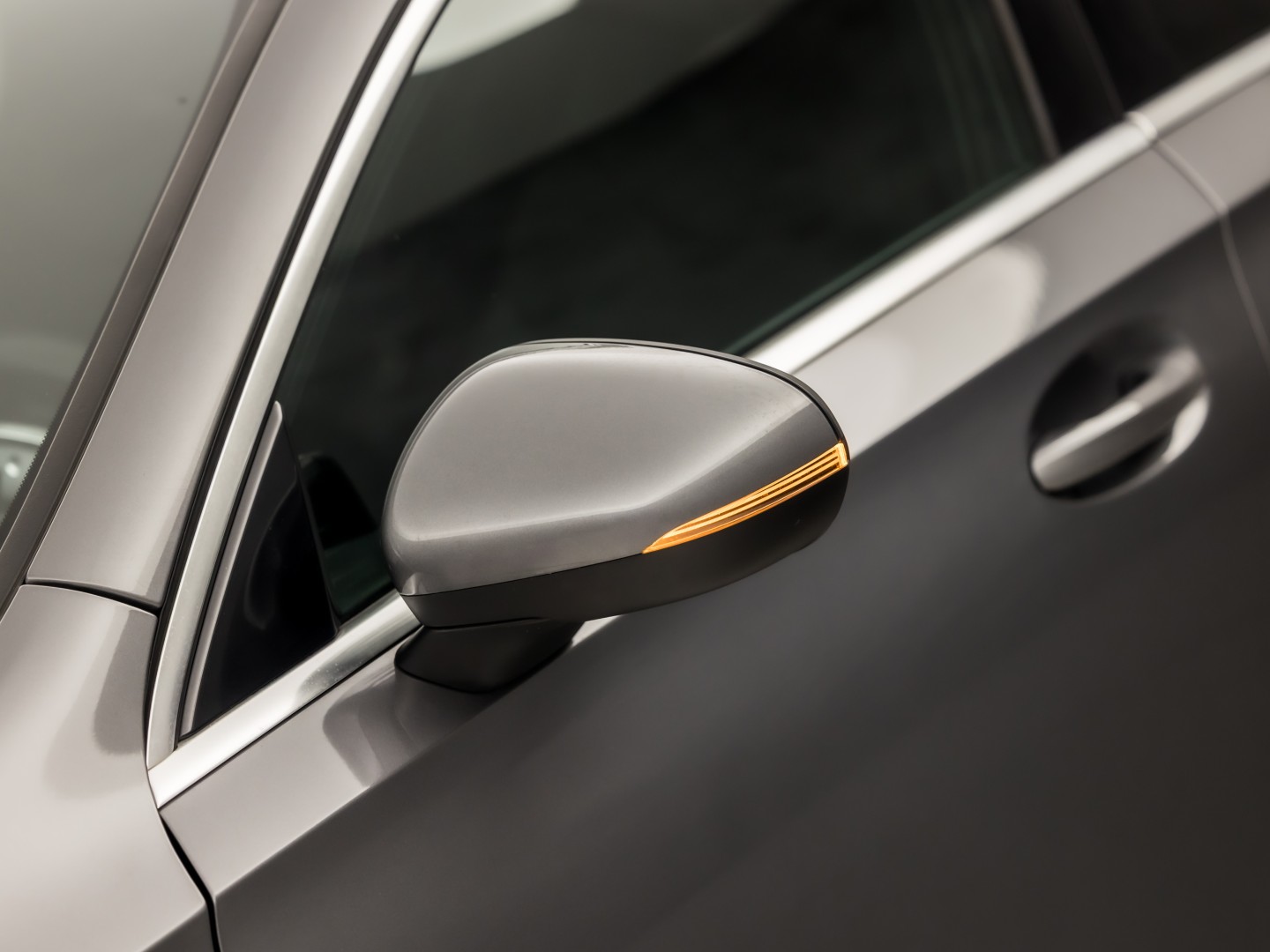 Mercedes-Benz A-Klasse 200 AMG Sport 163Pk Automaat (PANORAMADAK, GROOT NAVI, SFEERVERLICHTING, CAMERA, STOELVERWARMING, SPORTSTOELEN, GETINT GLAS, LEDER/ALCANTARA, NIEUWSTAAT)