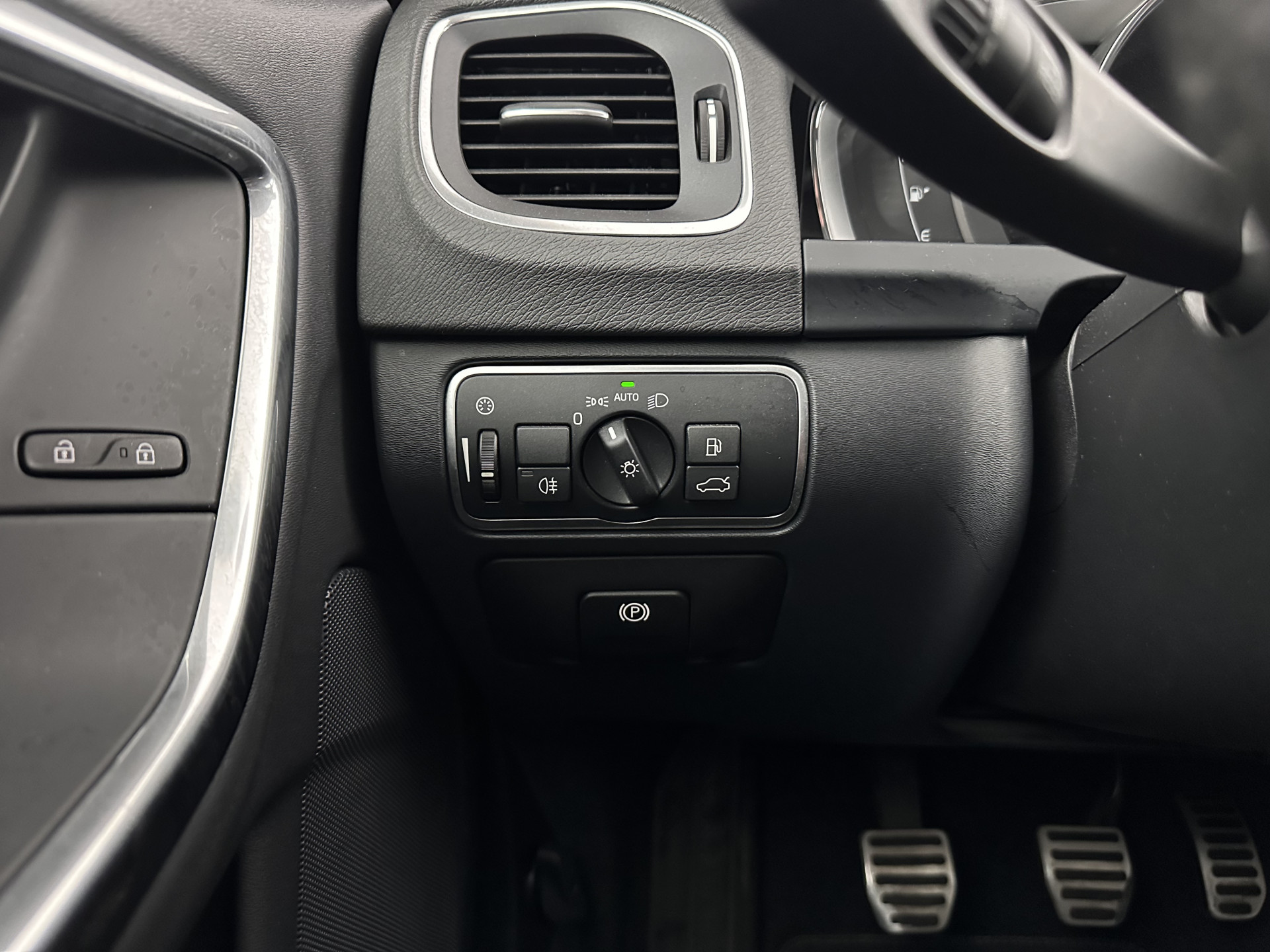 Volvo V60 2.0 D4 R-Design Business Aut *LEATHER-MICROFIBRE | XENON | NAVI-FULLMAP | ECC | PDC | CRUISE | 16''ALU*