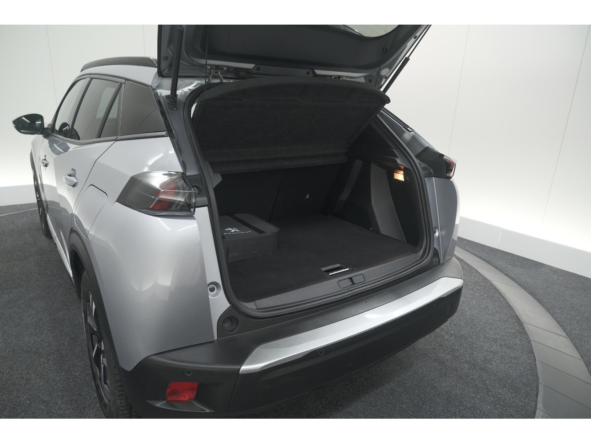 Peugeot e-2008 EV Allure 50 kWh | SOH=96.7 % | 3 Fase Laadfunctie | Camera | Navigatie | Parkeersensoren | Apple Carplay