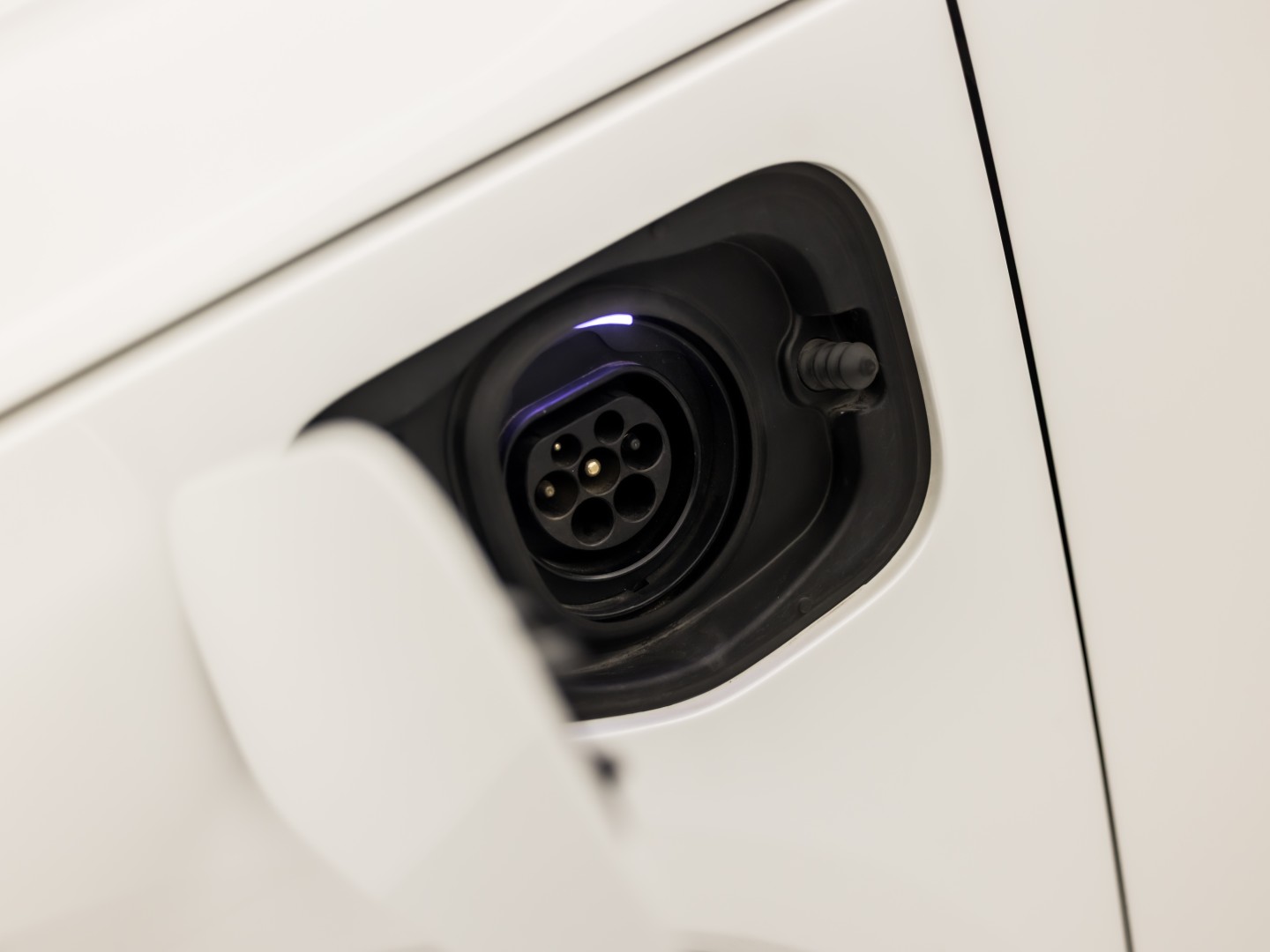 Volvo XC40 1.5 T5 Recharge Inscription Sport 252Pk Automaat (PANORAMADAK, APPLE CARPLAY, MEMORY SEAT, LEDER, 360 CAMERA, SPORTSTOELEN, STUUR/STOELVERWARMING, GETINT GLAS, ELEK ACHTERKLEP, NIEUWE APK, NIEUWSTAAT)