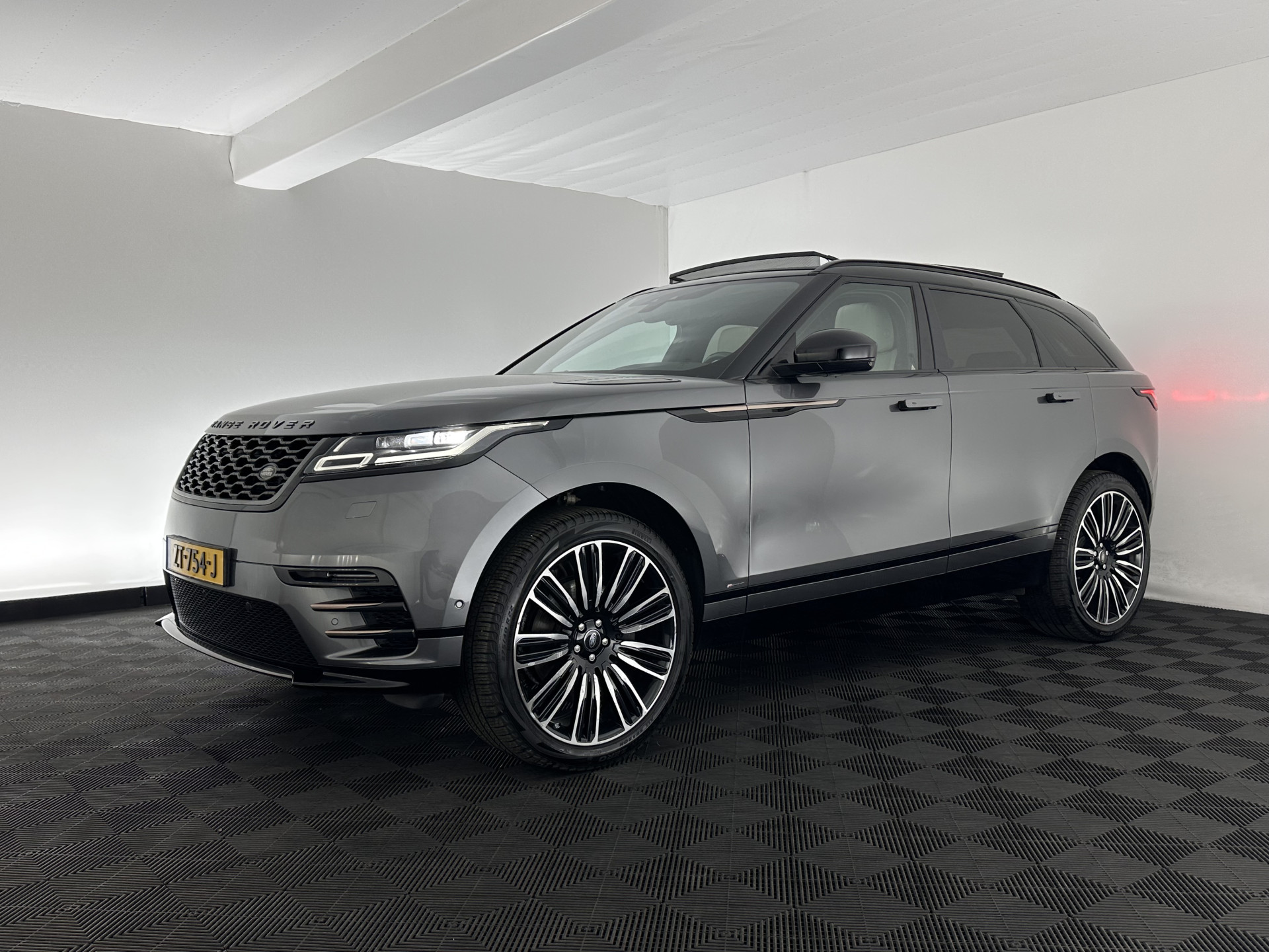 Land Rover Range Rover Velar 2.0 P300 Turbo AWD R-Dynamic HSE Aut. *PANO | HEAD-UP | LEATHER | MATRIX-LED | MEMORY-PACK | BLINDSPOT | MERIDIAN-SURROUND | DIGI-COCKPIT | CAMERA | KEYLESS | HEATED-COMFORTSEATS | PRIVACYGLASS | SHIFTPADDLES | TOWBAR | 22"A