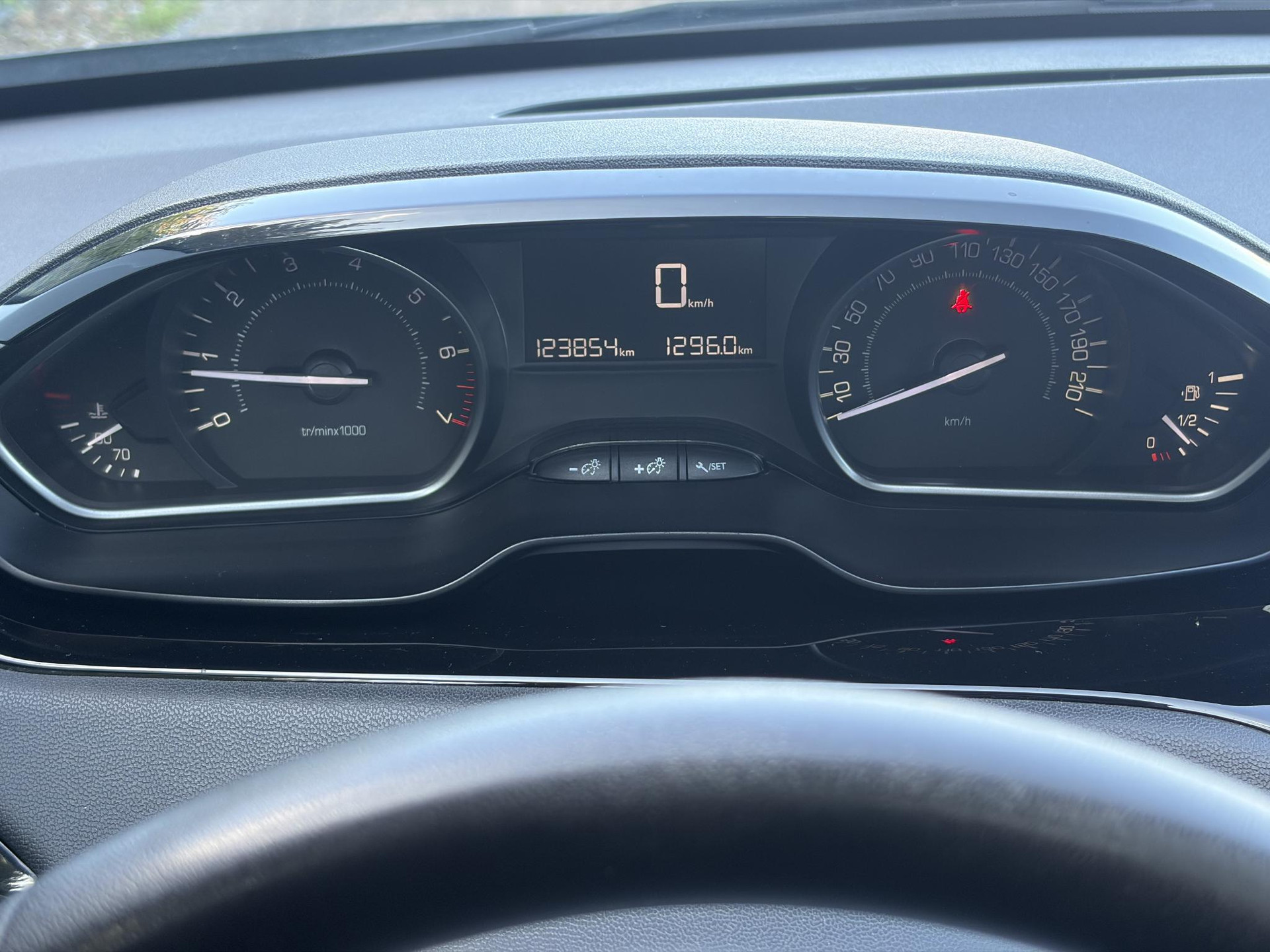 Peugeot 208 1.2 PureTech Blue Lion ✓1e Eigenaar✓Navi✓Trekhaak✓Carplay✓Airco✓Cruise✓Pdc✓5 Deurs✓N.A.P✓Apk tot 09-2027