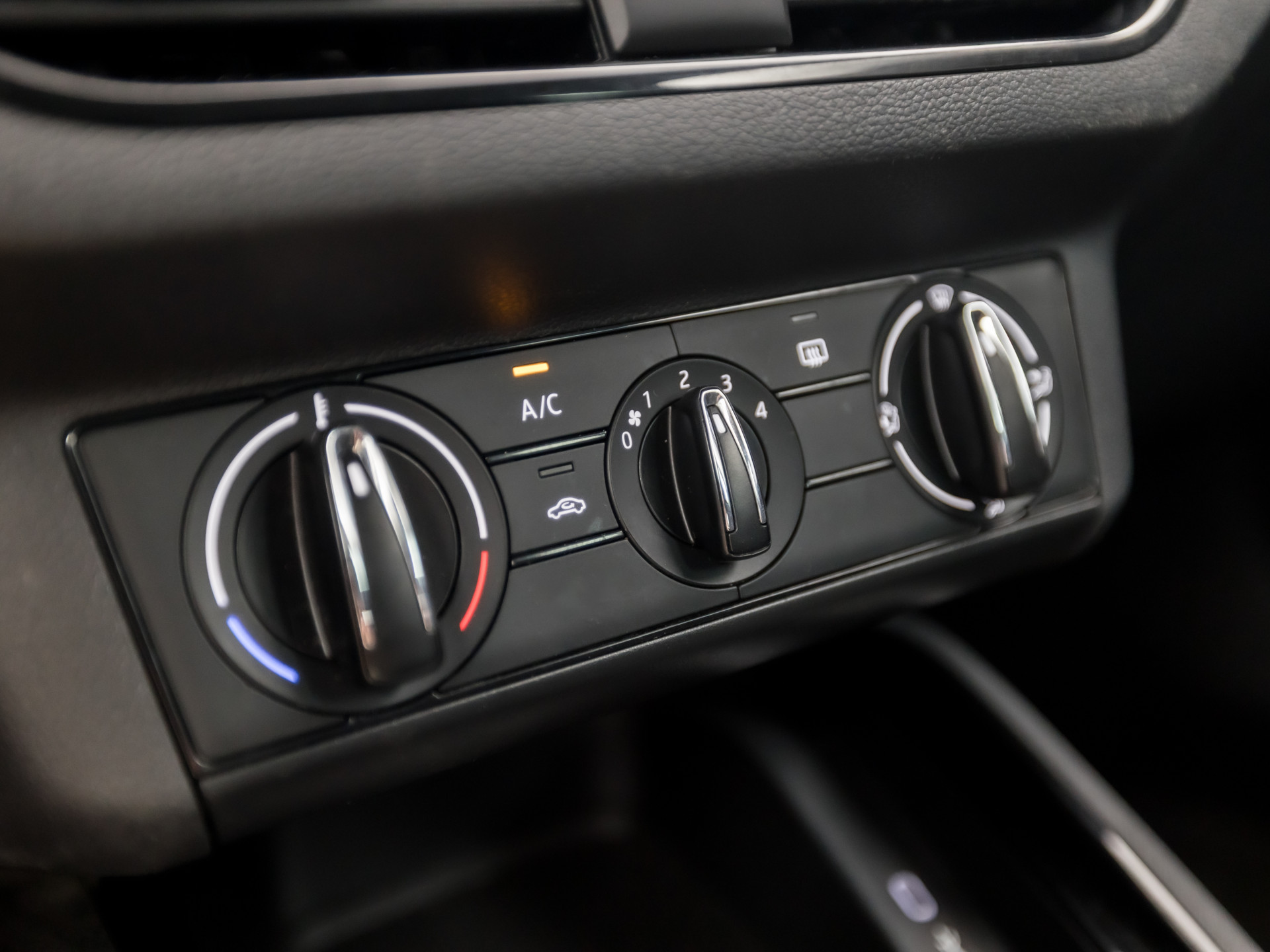 Škoda Kamiq 1.0 TSI Sport (VIRTUAL COCKPIT, APPLE CARPLAY, GROOT NAVI, TREKHAAK, PARKEERSENSOREN, SPORTSTOELEN, GETINT GLAS, CRUISE, NIEUWE APK, NIEUWSTAAT)