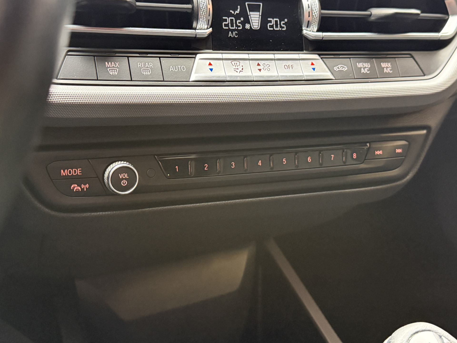 BMW 1-serie 116i Business Edition | Zwarte grill | Apple Carplay | DAB+ | PDC V+A