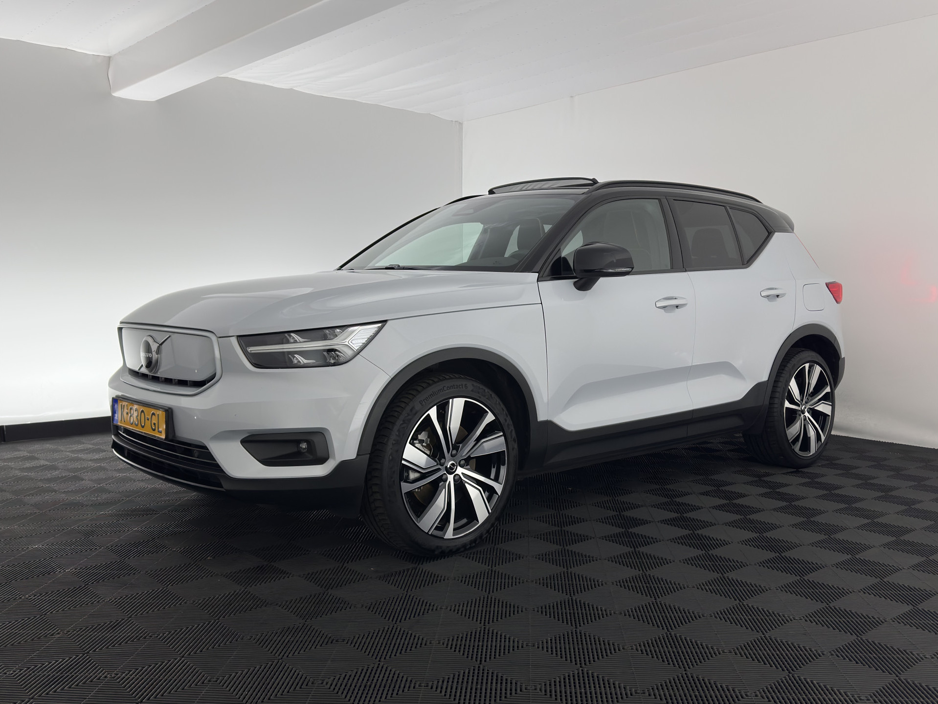 Volvo XC40 Recharge P8 AWD R-Design [ 3-Fase ] {SOH-89%} (INCL-BTW) *PANO | LEATHER-MICROFIBRE | DIGI-COCKPIT | FULL-LED | NAVI-FULLMAP | ECC | CARPLAY | PDC | KEYLESS | HEATED-SPORTSEATS | BLIS | PRIVACY-GLASS | 20"ALU*