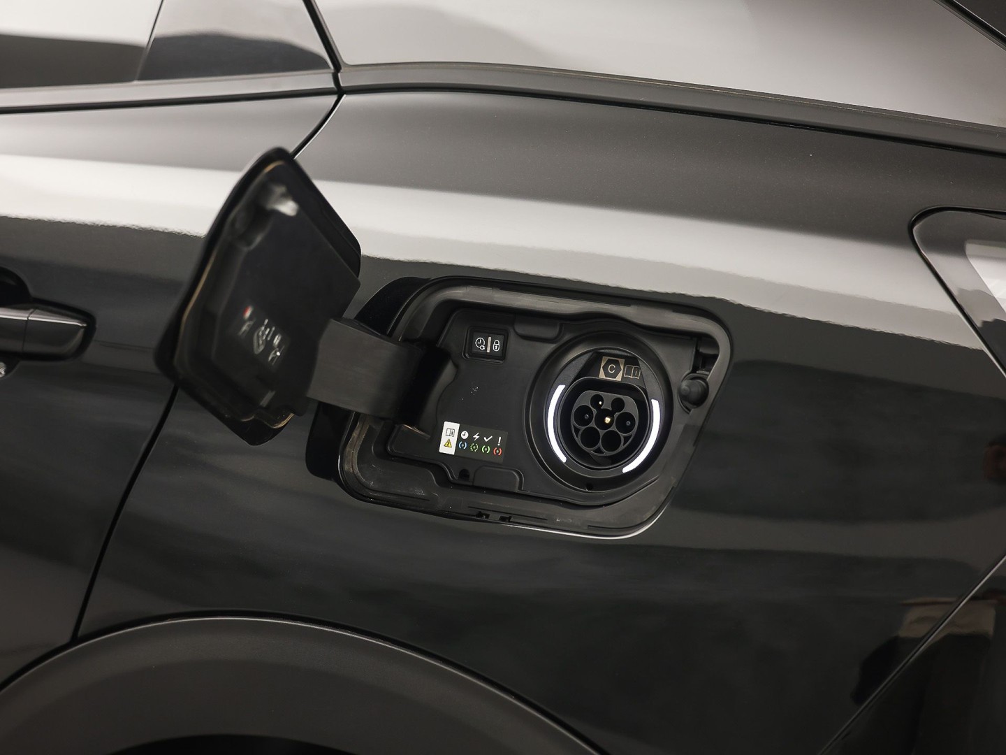 Peugeot 3008 1.6 HYbrid 225 Allure Sport 225Pk Automaat (APPLE CARPLAY, GROOT NAVI, 360 CAMERA, LEDER, SPORTSTOELEN, ZWART HEMEL, KEYLESS, GETINT GLAS, NIEUWSTAAT)