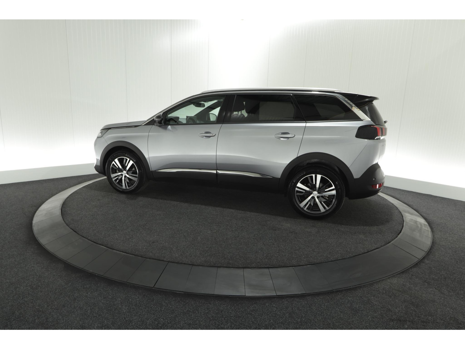 Peugeot 5008 PureTech 130 EAT8 Allure Pack Business | 7 Zitplaatsen | Camera | Dodehoekdetectie | Navigatie | Elektronische Achterklep