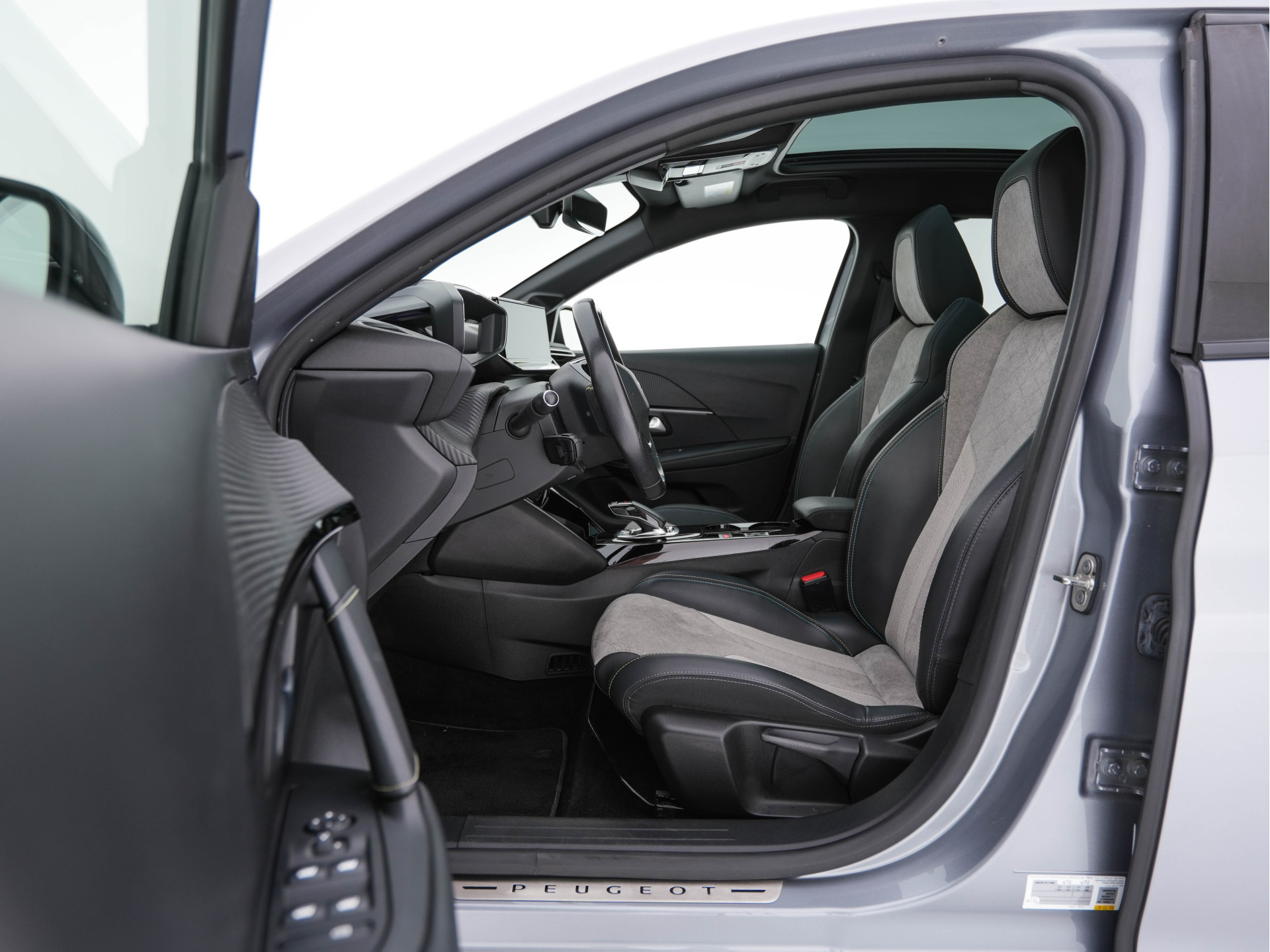 Peugeot e-208 EV GT-Line 350 50 kWh (INCL-BTW) *PANO | FULL-LED | DIGI-COCKPIT | BLINDSPOT | CAMERA | LEATHER-ALCANTARA | AMBIENT-LIGHT | NAVI-FULLMAP | LANE-ASSIST | KEYLESS | DAB | CCS-FASTLOADER | HEATED-SPORTSEATS | 17"ALU