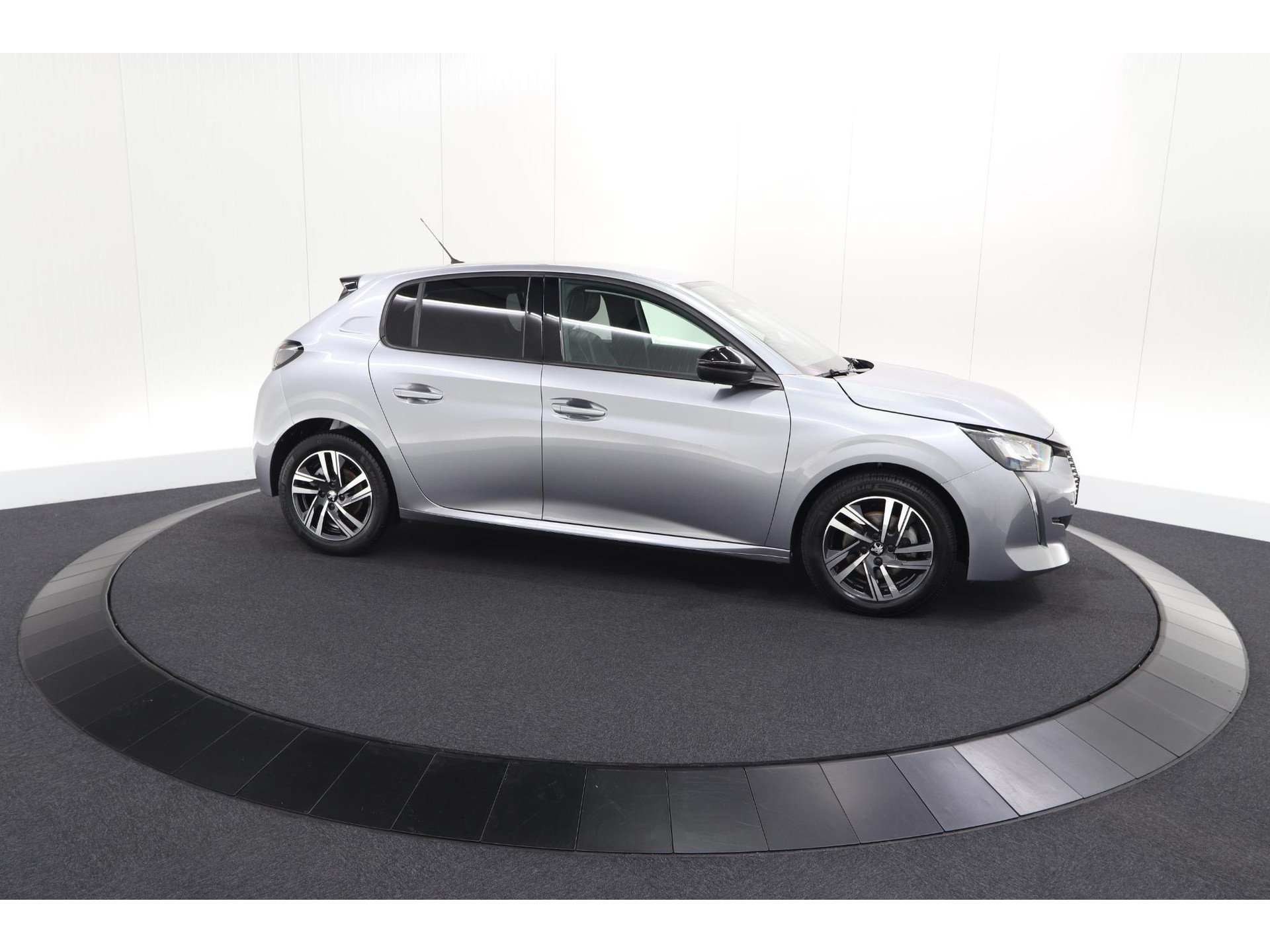 Peugeot 208 PureTech 100 Allure | Navigatie | Parkeersensoren | Apple Carplay