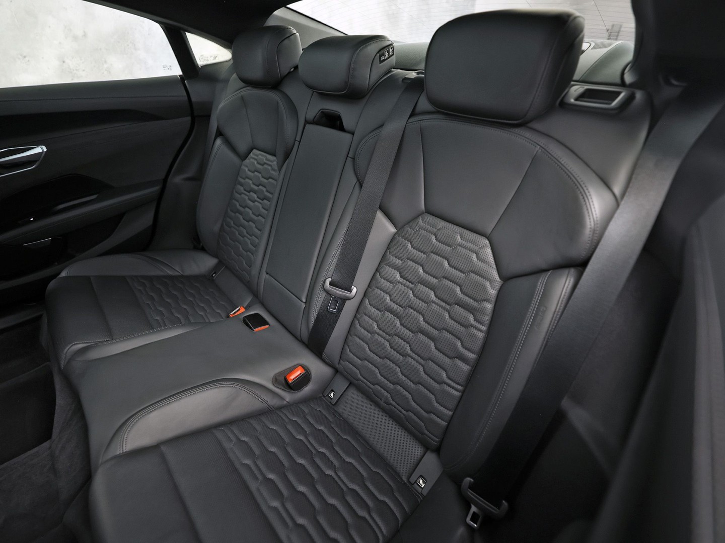 Audi e-tron GT GT 93 kWh Automaat 476Pk (PANORAMADAK, SOH 92,8%, APPLE CARPLAY, 360 CAMERA, MATRIX LED, BANG&OLUFSEN, ELEKTRISCHE STOELEN, STOELVERWARMING/KOELING, NIEUWSTAAT)