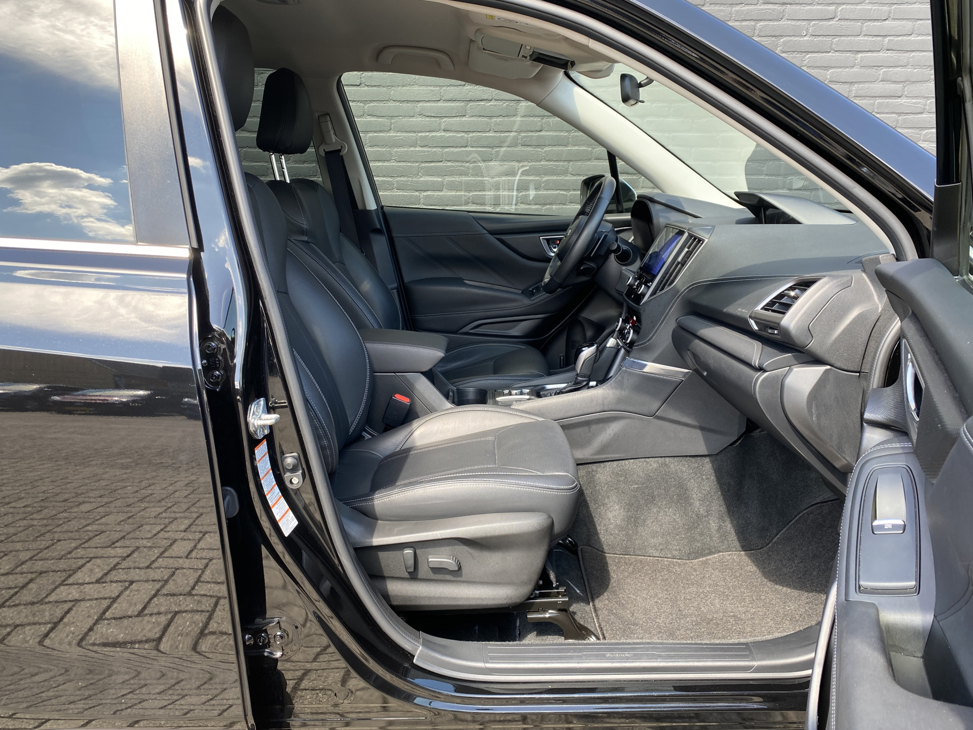 Subaru Forester 2.0i e-BOXER Luxury AUT. | dealer onderh. | leder interieur | trekhaak | adapt. cruise | carplay | memory seat