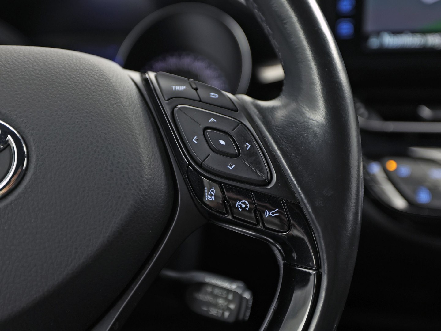 Toyota C-HR 1.8 Hybrid Sport Automaat (NAVIGATIE, CAMERA, STUUR/STOELVERWARMING, GETINT GLAS, SPORTSTOELEN, ADAPTIVE CRUISE, KEYLESS, NIEUWSTAAT)