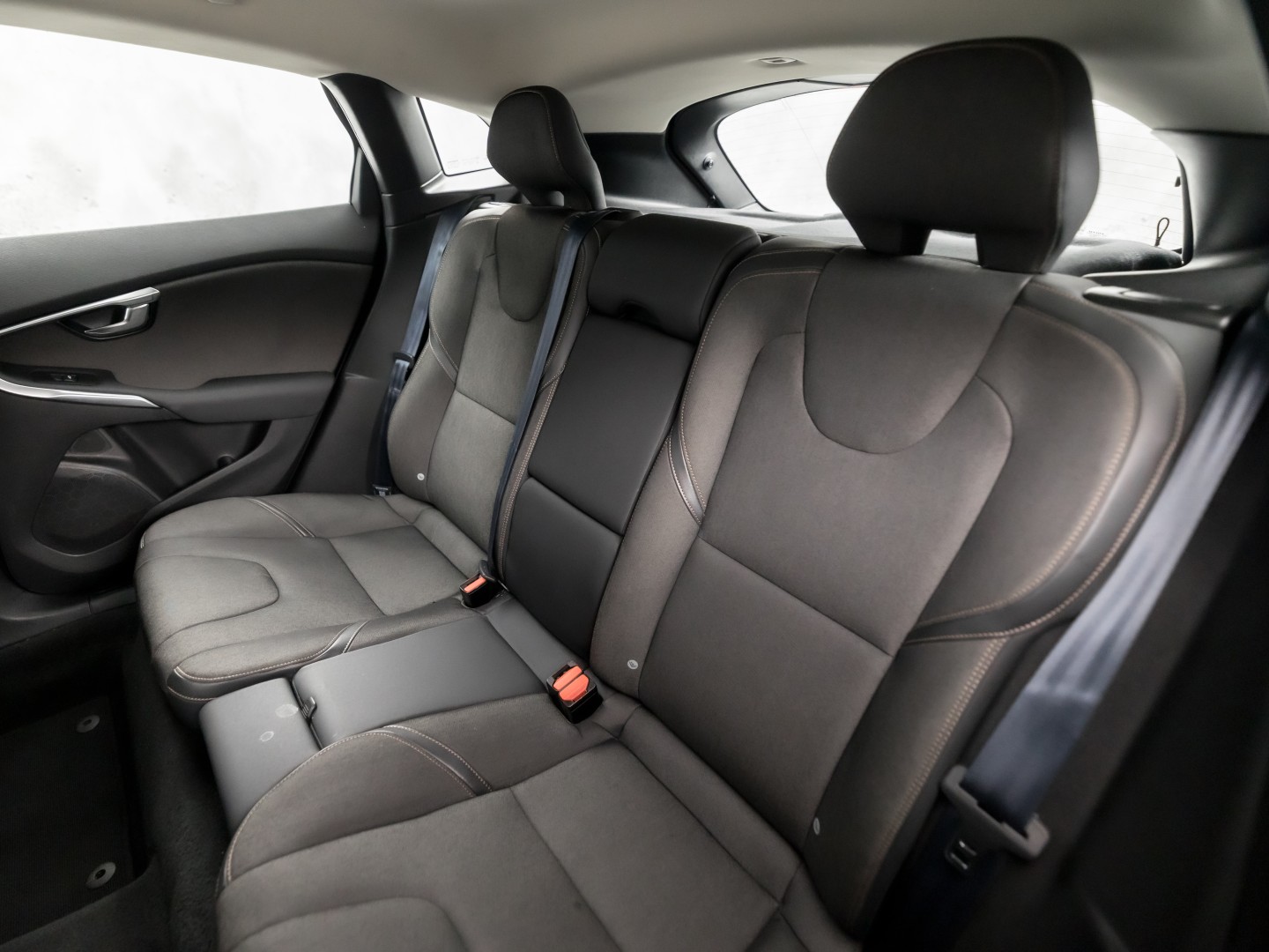 Volvo V40 Cross Country 1.6 T4 Sport 179Pk (NAVIGATIE, CLIMATE, GETINT GLAS, TREKHAAK, SPORTSTOELEN, PARKEERSENSOREN, CRUISE, NIEUWSTAAT)