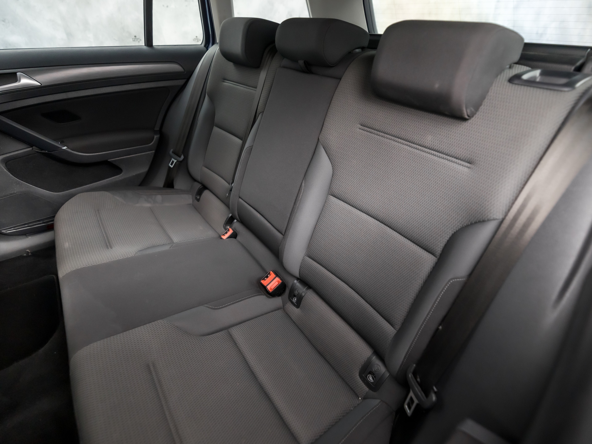 Volkswagen Golf Variant 1.0 TSI Sportline 116Pk Automaat (GROOT NAVI, APPLE CARPLAY, CLIMATE, ADAPTIVE CRUISE, PARKEERSENSOREN, LM VELGEN, NIEUWE APK, NIEUWSTAAT)
