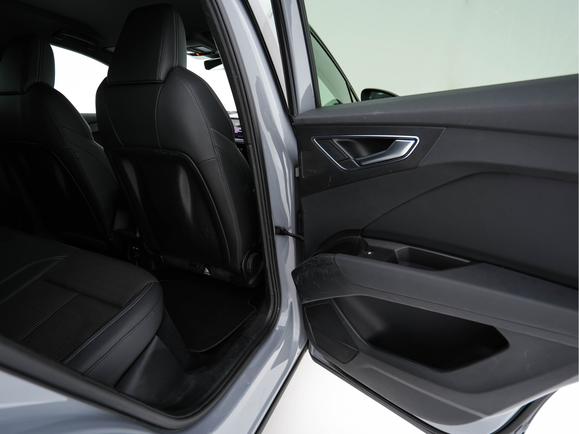 Audi Q4 e-tron 40 S-line Launch edition Competition 77 kWh [ 3-Fase-11kW ] {SOH-93%} (INCL-BTW) *HEATPUMP | LEATHER-FABRIC | SONOS-AUDIO | MATRIX-LED | ADAPTIVE-CRUISE | HEATED-SPORTSEATS | AMBIENTLIGHT | DIGI-COCKPIT | CAMERA | KEYLESS | DAB+ | NAVI-FULL