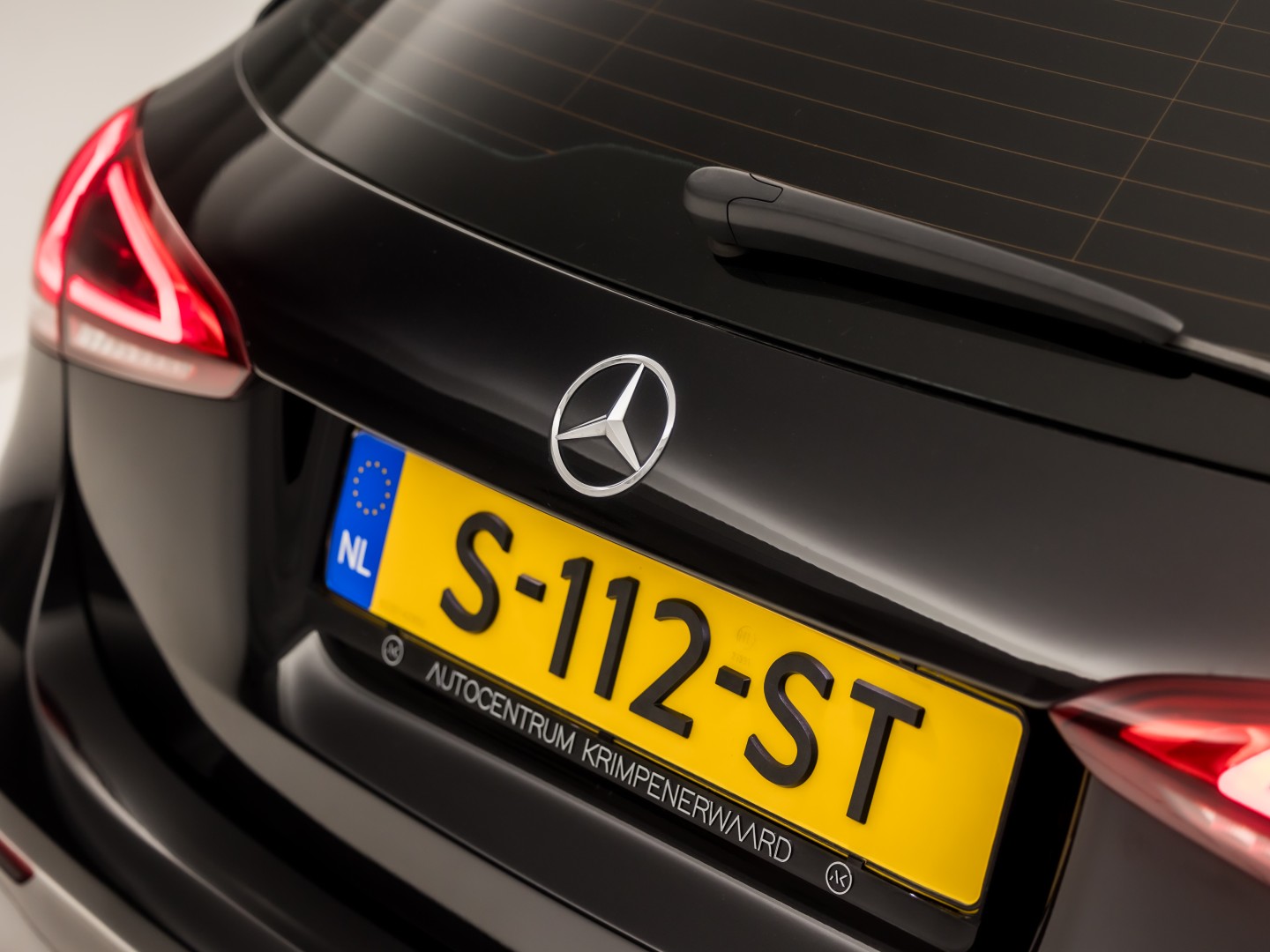 Mercedes-Benz A-Klasse 250 e AMG Sport 218Pk Automaat (PANORAMADAK, GROOT NAVI, SFEERVERLICHTING, CAMERA, GETINT GLAS, SPORTSTOELEN, LEDER/ALCANTARA, STOELVERWARMING, NIEUWSTAAT)
