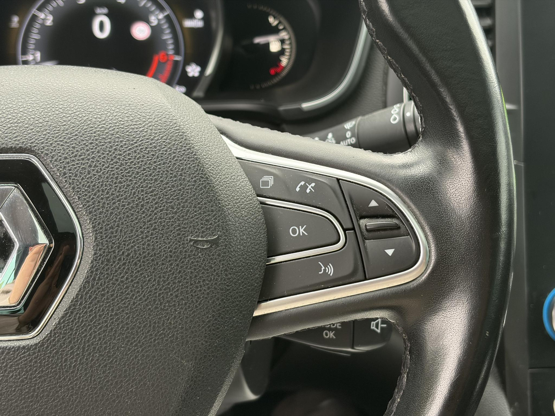 Renault Mégane Estate 1.2 TCe Bose ✓2 Eigenaar✓Pano✓Camera✓Net beurt gehad✓Navi✓Keyless✓Clima✓Cruise✓Leder✓131pk✓Pdc V+A✓6 Bak✓Rijstrooksensor✓Dodehoeksensor✓17'' Lm velgen✓N.A.P✓Apk tot 09-2027