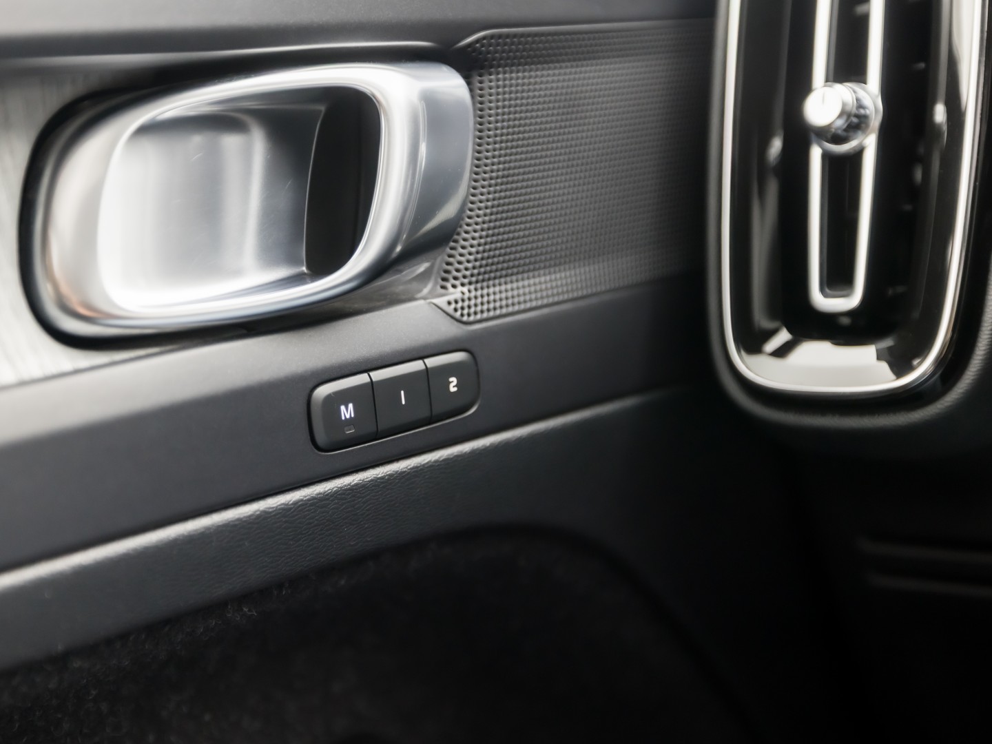 Volvo XC40 1.5 T5 Recharge Inscription Sport 262Pk Automaat (PANORAMADAK, APPLE CARPLAY, MEMORY SEAT, ZWART HEMEL, CAMERA, LEDER, SPORTSTOELEN, ELEK ACHTERKLEP, NIEUWSTAAT)