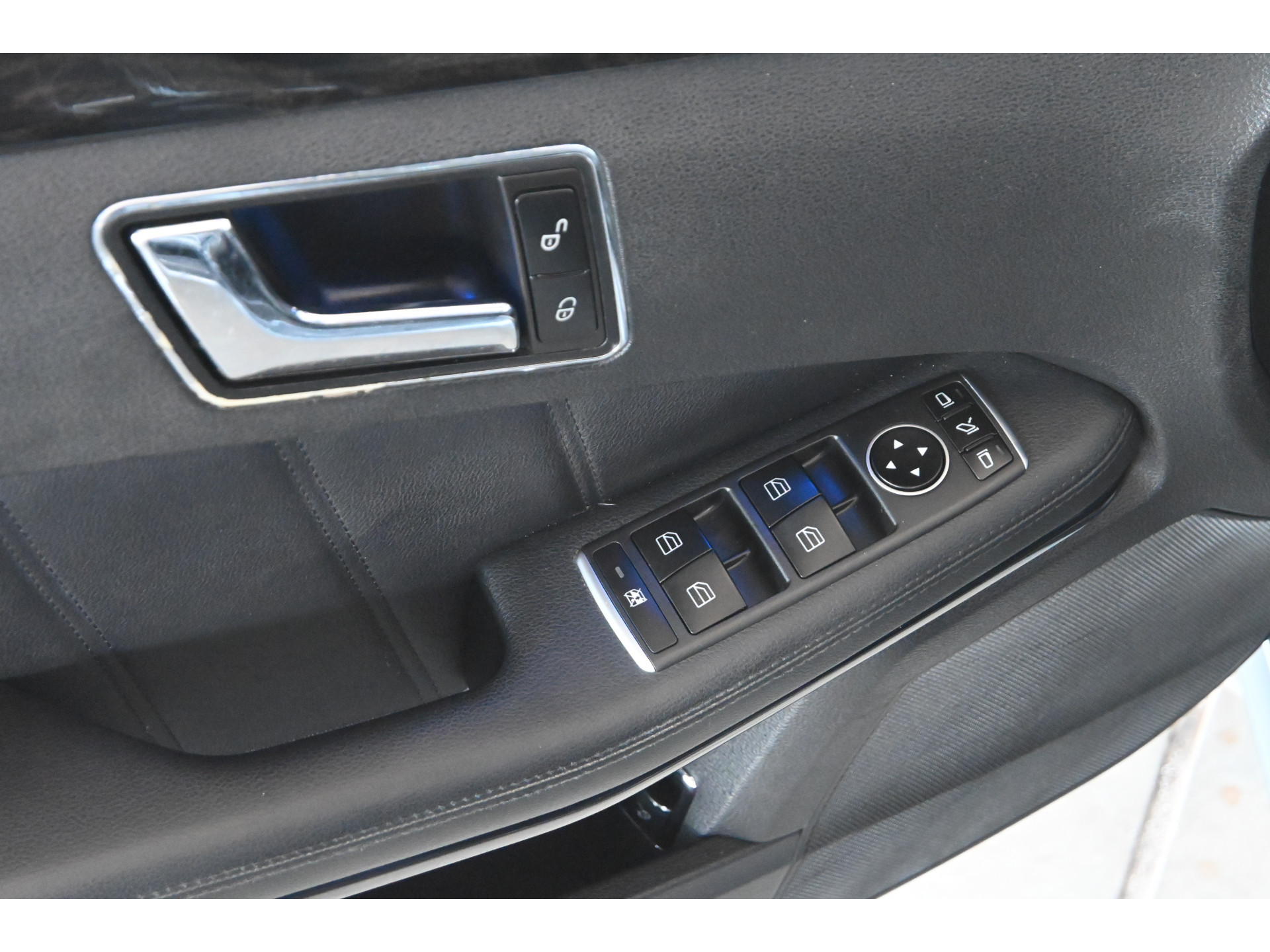 Mercedes-Benz E-klasse 500 Elegance V8 Automaat Clima Panoramadak Trekhaak PDC Stoelverwarming Cruise control Goed Onderhouden! Inruil Mogelijk!