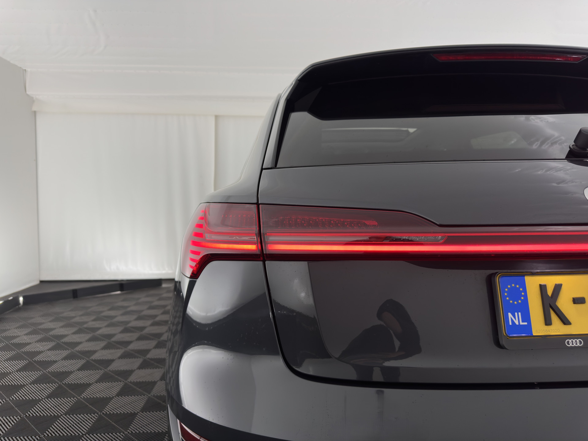 Audi e-tron 55 quattro Business edition Plus 95 kWh [ 3-Fase ] {SOH-88%} (INCL-BTW) *PANO | LUXURY-LEATHER | ADAPTIVE-CRUISE | FULL-LED | DIGI-COCKPIT | KEYLESS | MEMORY-PACK | CAMERA | NAVI-FULLMAP | SHIFT-PADDLES | DAB+ | COMFORT-SEATS | 20''ALU*