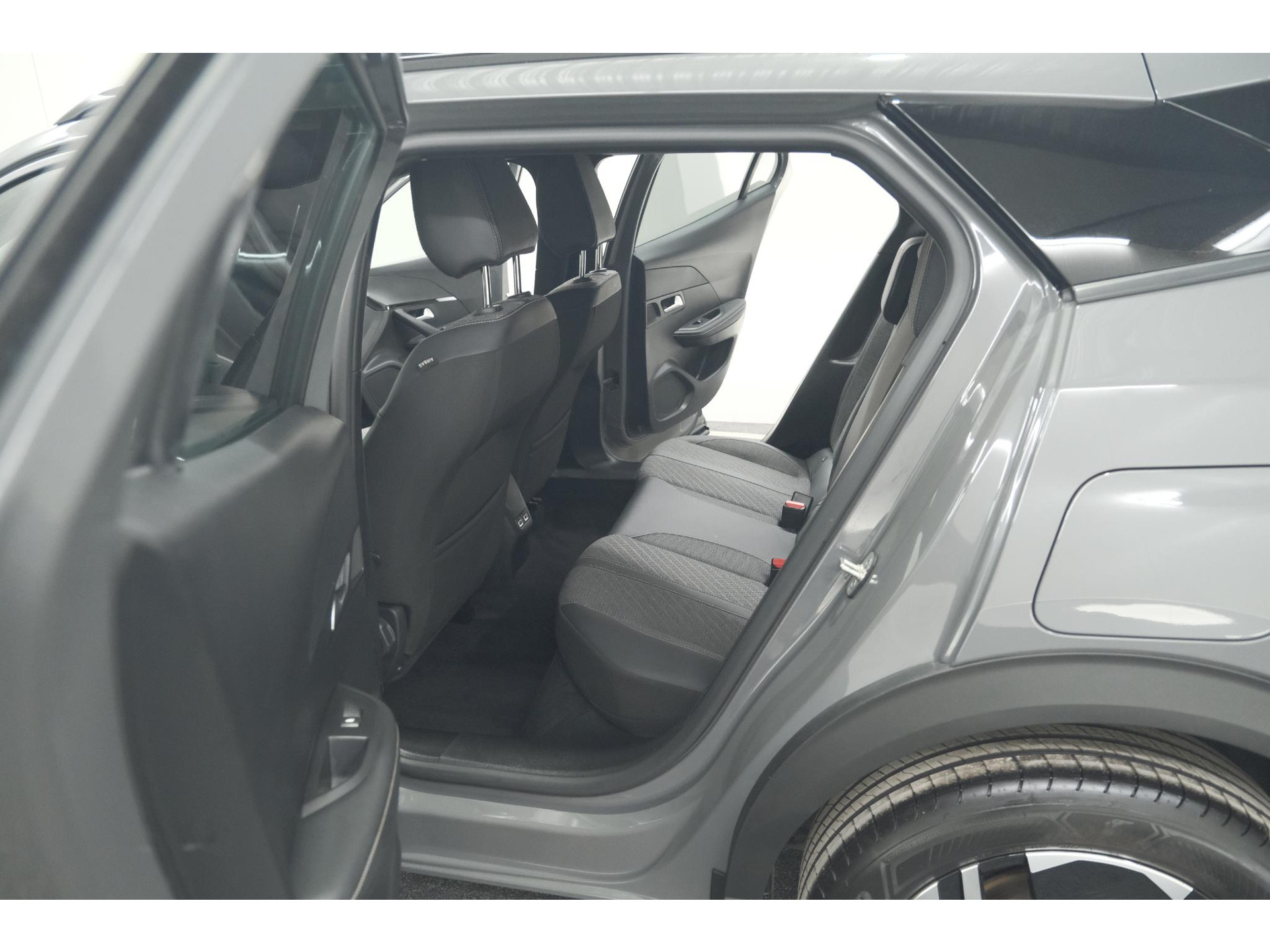 Peugeot 2008 Hybrid 136 e-DCS6 Allure | 360 Camera | Adaptieve Cruise Control | Dodehoekdetectie | Navigatie