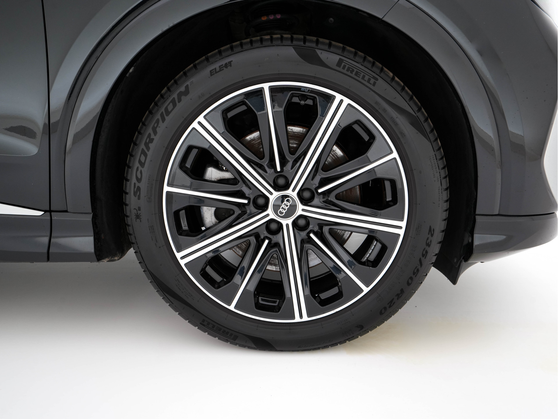 Audi Q4 Sportback e-tron 40 S-Line Edition 77 kWh [ 3-Fase ] {SOH-92%} (INCL-BTW) *HEAT-PUMP | LEATHER-FABRIC | MATRIX-LED | ADAPTIVE-CRUISE | AMBIENT-LIGHT | DIGI-COCKPIT | AUDI-SOUND | DAB+ | KEYLESS | SHIFT-PADDLES | CAMERA | HEATED-SPORTSEATS | 20''AL