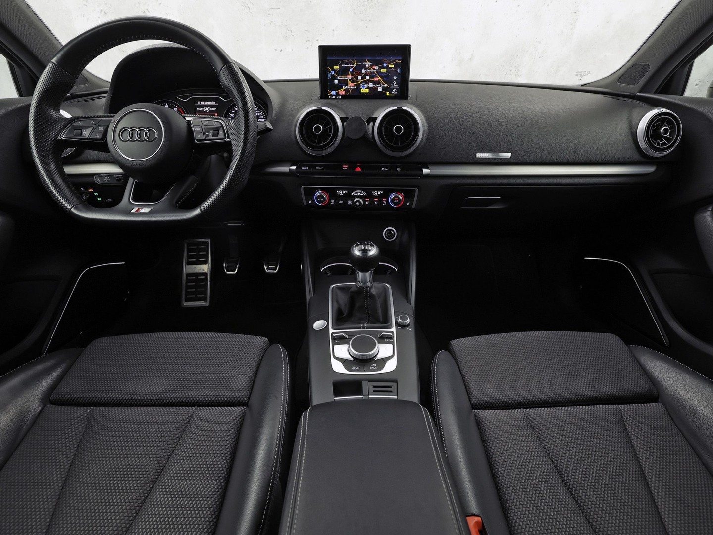 Audi A3 Limousine 1.4 TFSI S-Line Sport 150Pk (2X S-LINE, GROOT NAVI, BANG&OLUFSEN, KEYLESS, AFGEVLAKT STUUR, STOELVERWARMING, PARKEERSENSOREN, SPORTSTOELEN, LM VELGEN, NIEUWE APK)