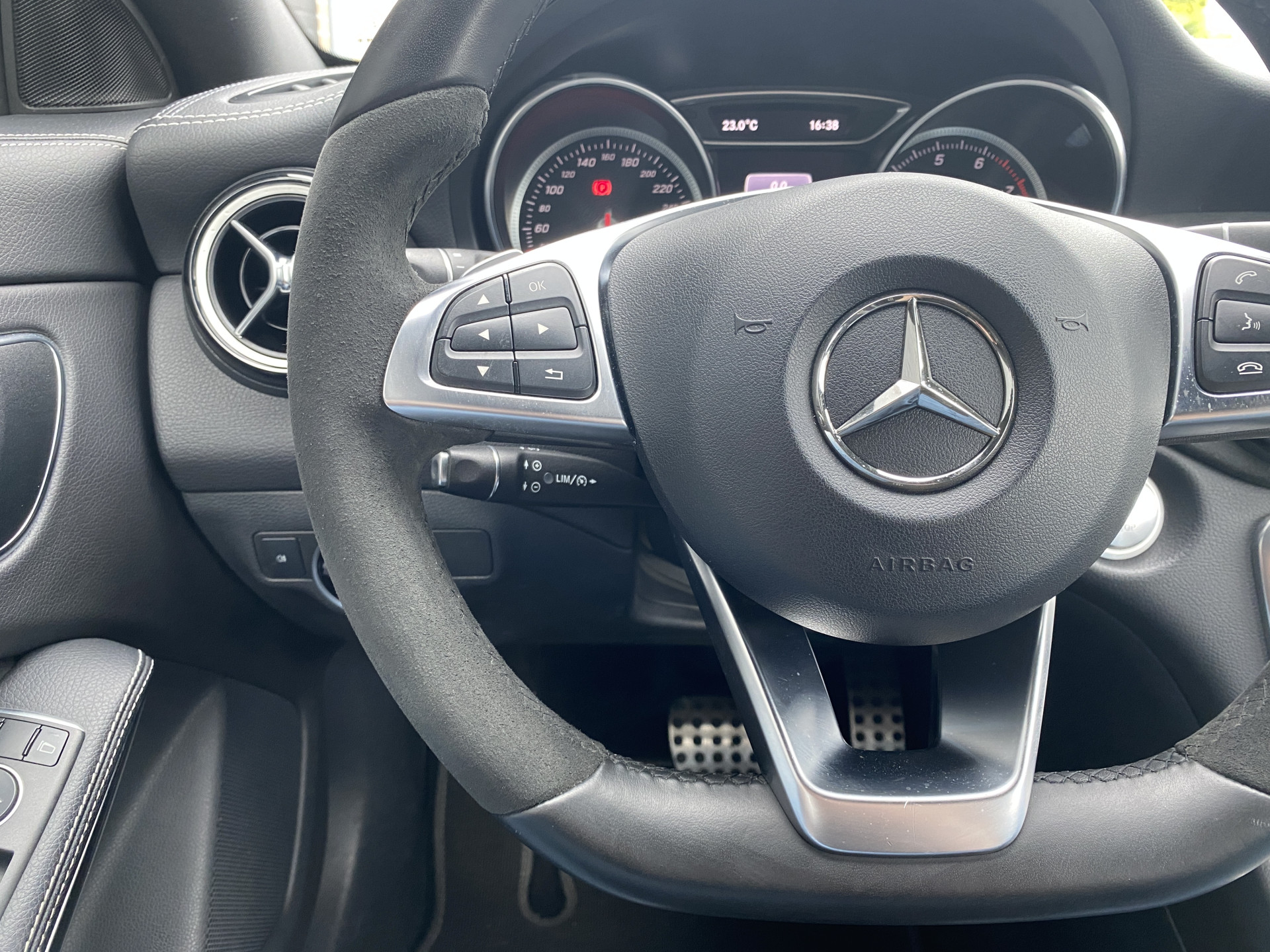 Mercedes-Benz CLA-klasse Shooting Brake 180 AMG Edition AUT. | 1e eigenaar | dealer onderh. | navigatie | a. carplay | alcantara interieur