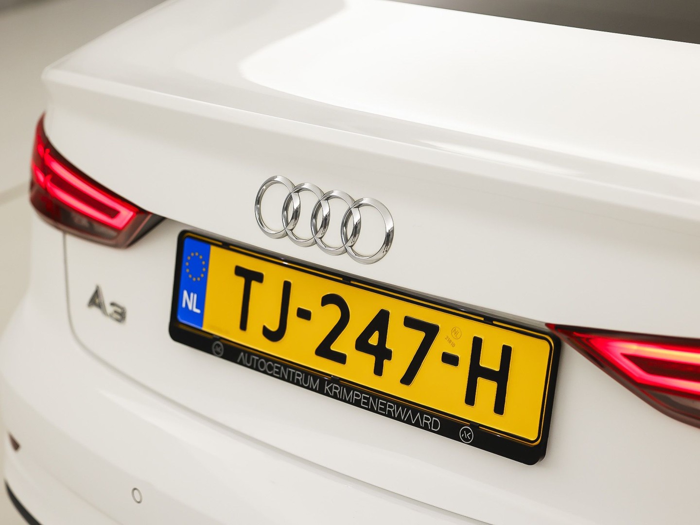 Audi A3 Limousine 1.0 TFSI S-Line Sport (2X S-LINE, GROOT NAVI, CLIMATE, DYNAMISCHE KNIPPERLICHTEN, SPORTSTOELEN, LEDER, GETINT GLAS, NIEUWE APK, NIEUWSTAAT)