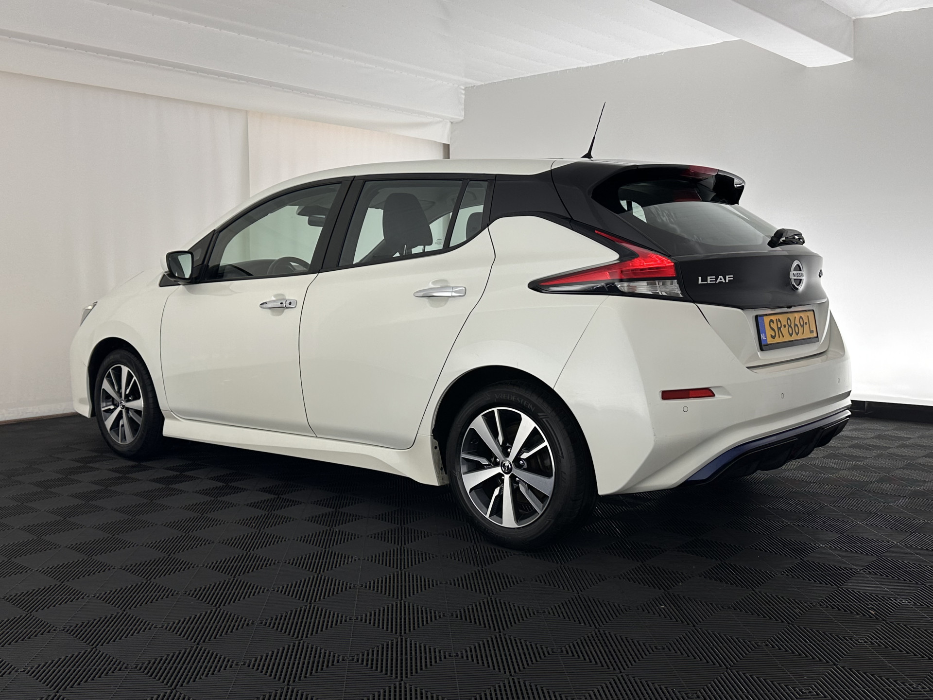 Nissan LEAF Acenta 40 kWh (INCL-BTW) Aut. *HEATPUMP | ADAPTIVE-CRUISE | KEYLESS | TOPVIEW | NAVI-FULLMAP | BLINDSPOT | DAB+ | HEATED-COMFORTSEATS | DIGI-COCKPIT | PRIVACYGLASS | 16"ALU*