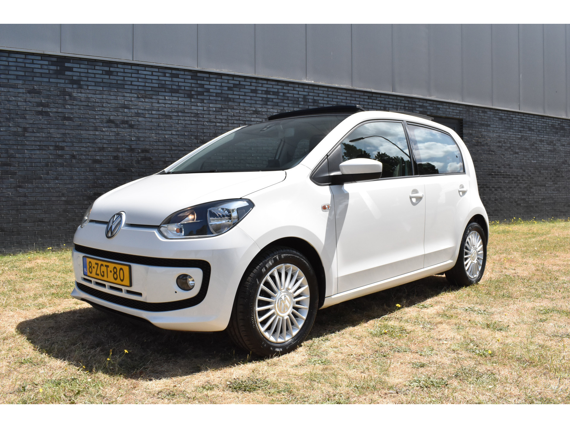Volkswagen Up! 1.0 high up! BlueMotion Panodak Navigatie Pdc Lage km-stand